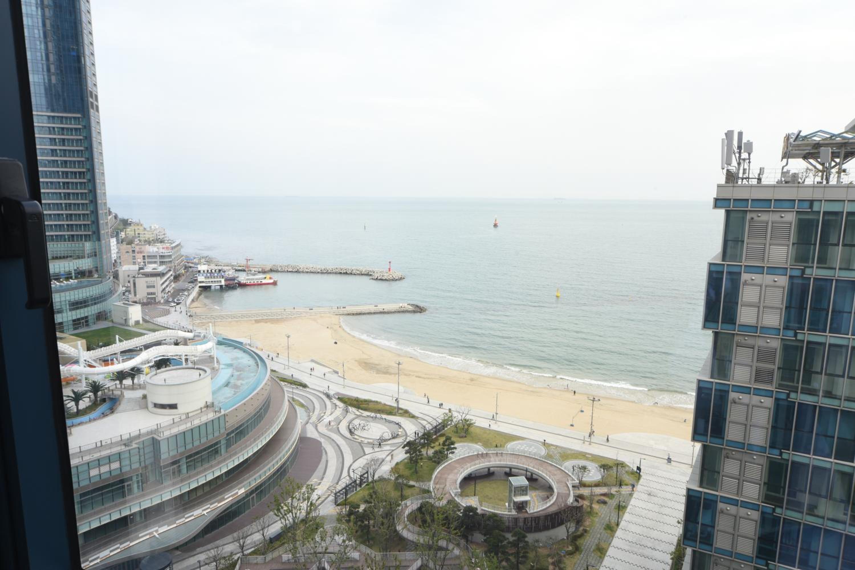 Deluxe Double Room Ocean View with Rooftop Swimming Pool Access For 2 - Photo 2