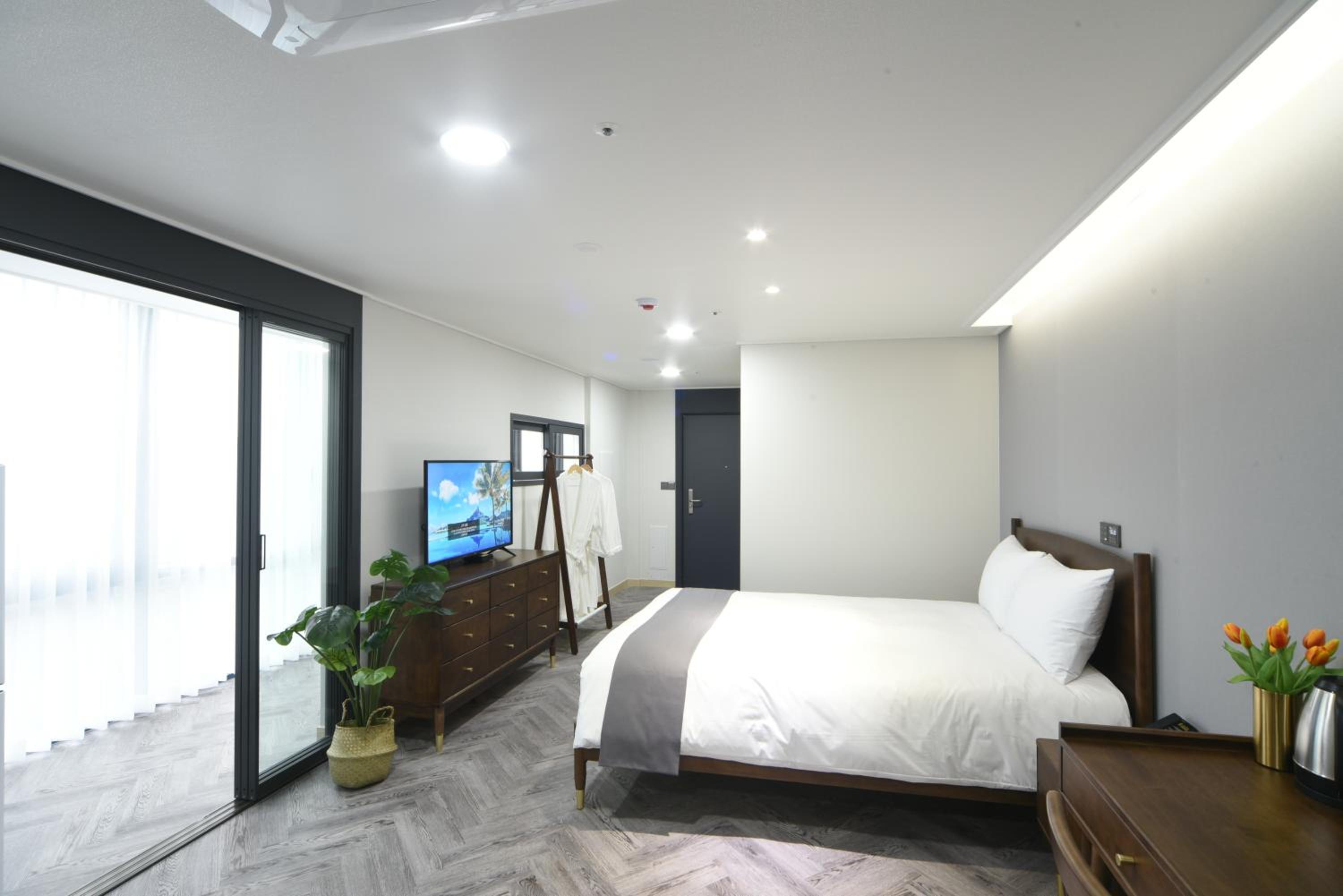 Deluxe Double Room Ocean View with Rooftop Swimming Pool Access For 2 - Photo 1