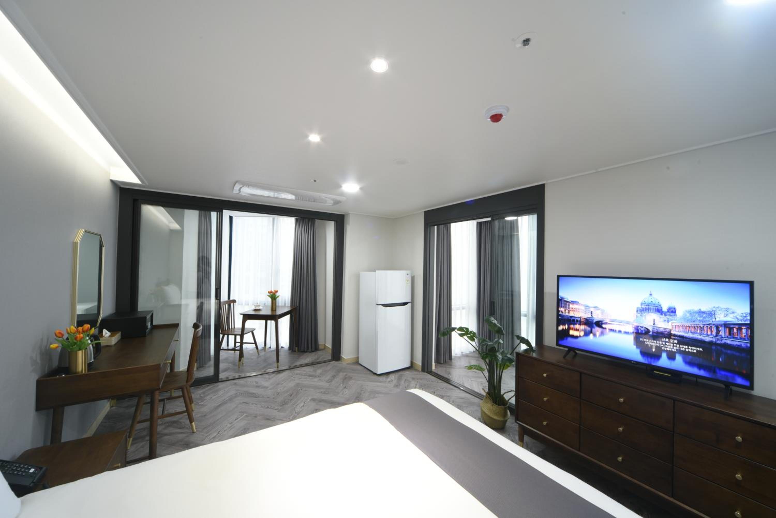 Deluxe Double Room Ocean View with Rooftop Swimming Pool Access For 2 - Photo 4