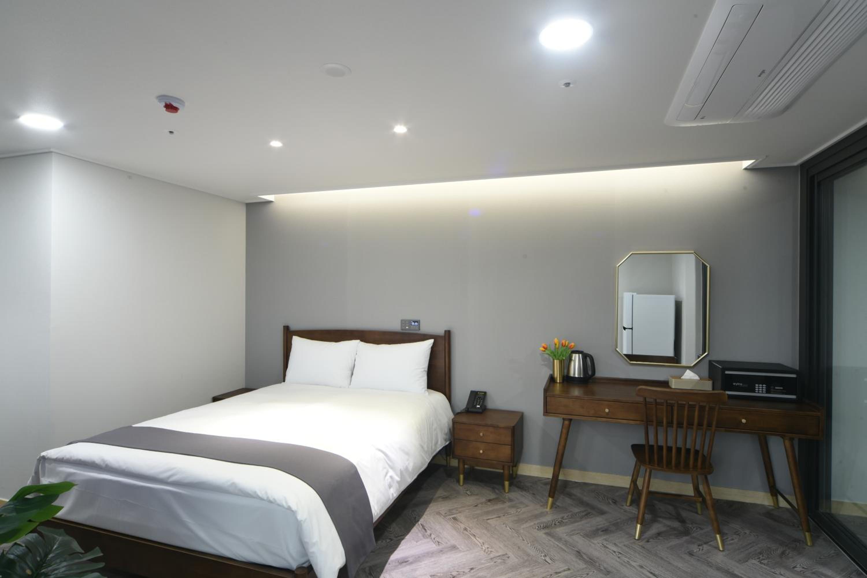 Deluxe Double Room Ocean View with Rooftop Swimming Pool Access For 2 - Photo 3