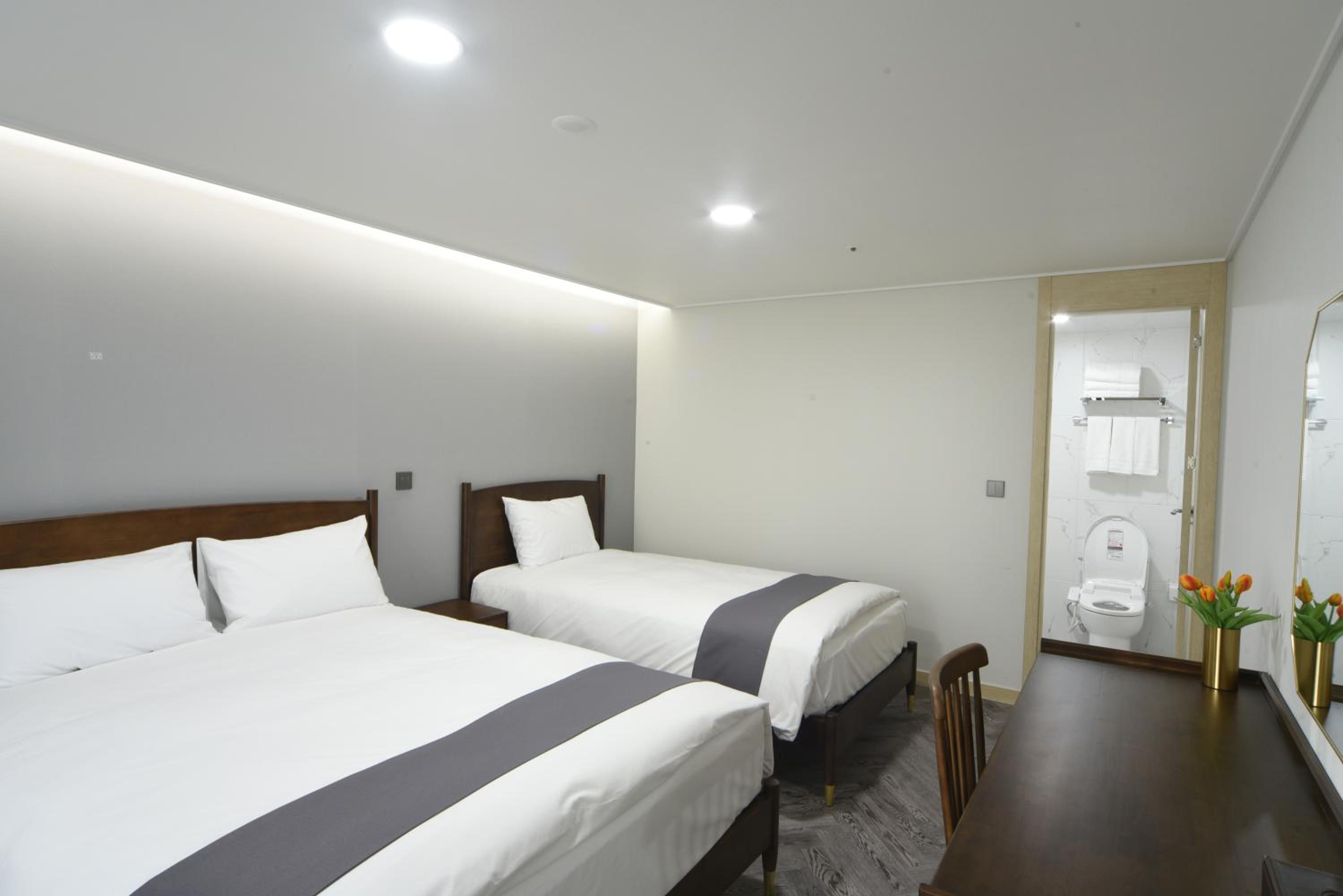 Deluxe Twin Room Half Ocean View with Rooftop Swimming Pool Access For 3 - Photo 1