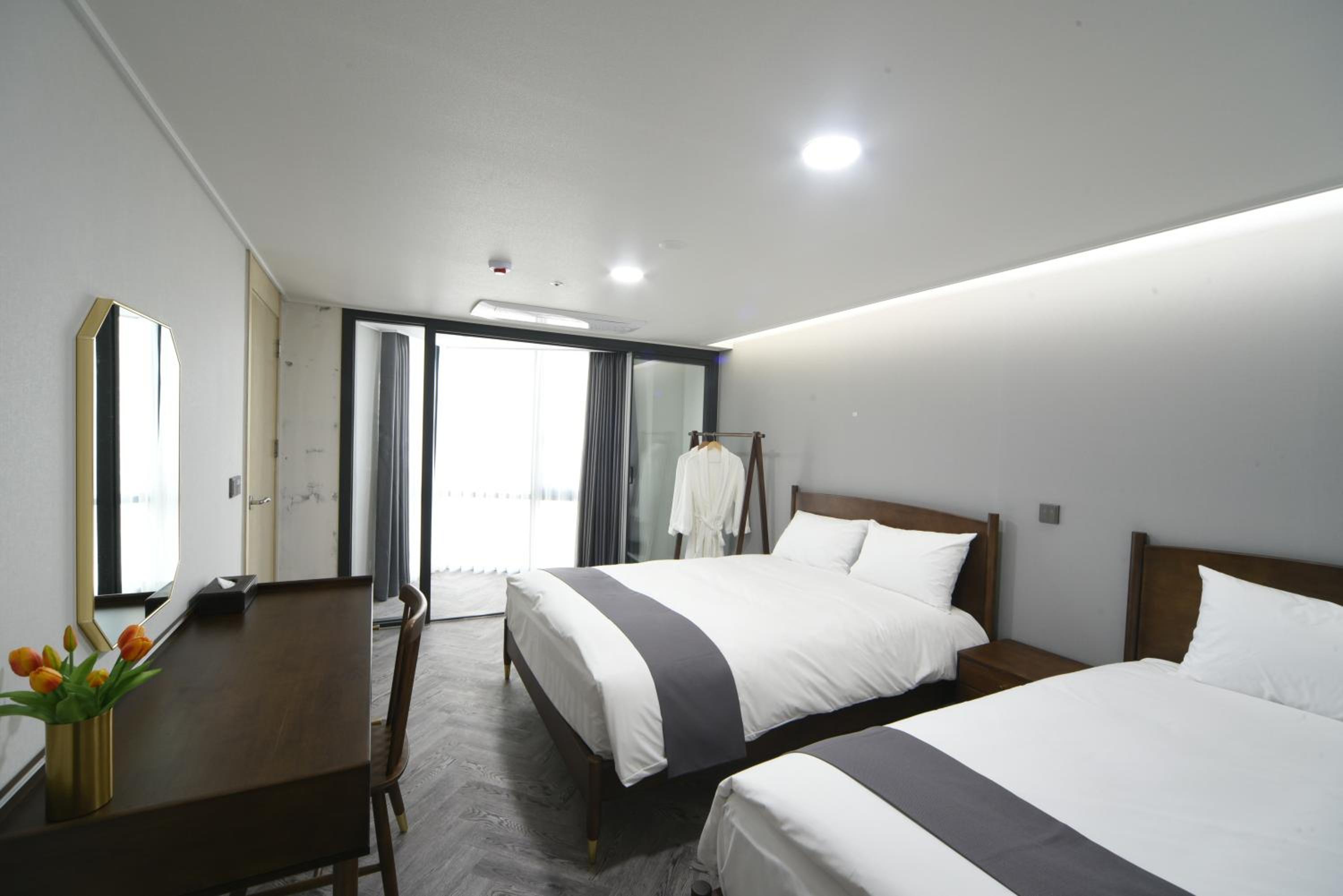 Deluxe Twin Room Half Ocean View with Rooftop Swimming Pool Access For 3 - Photo 2