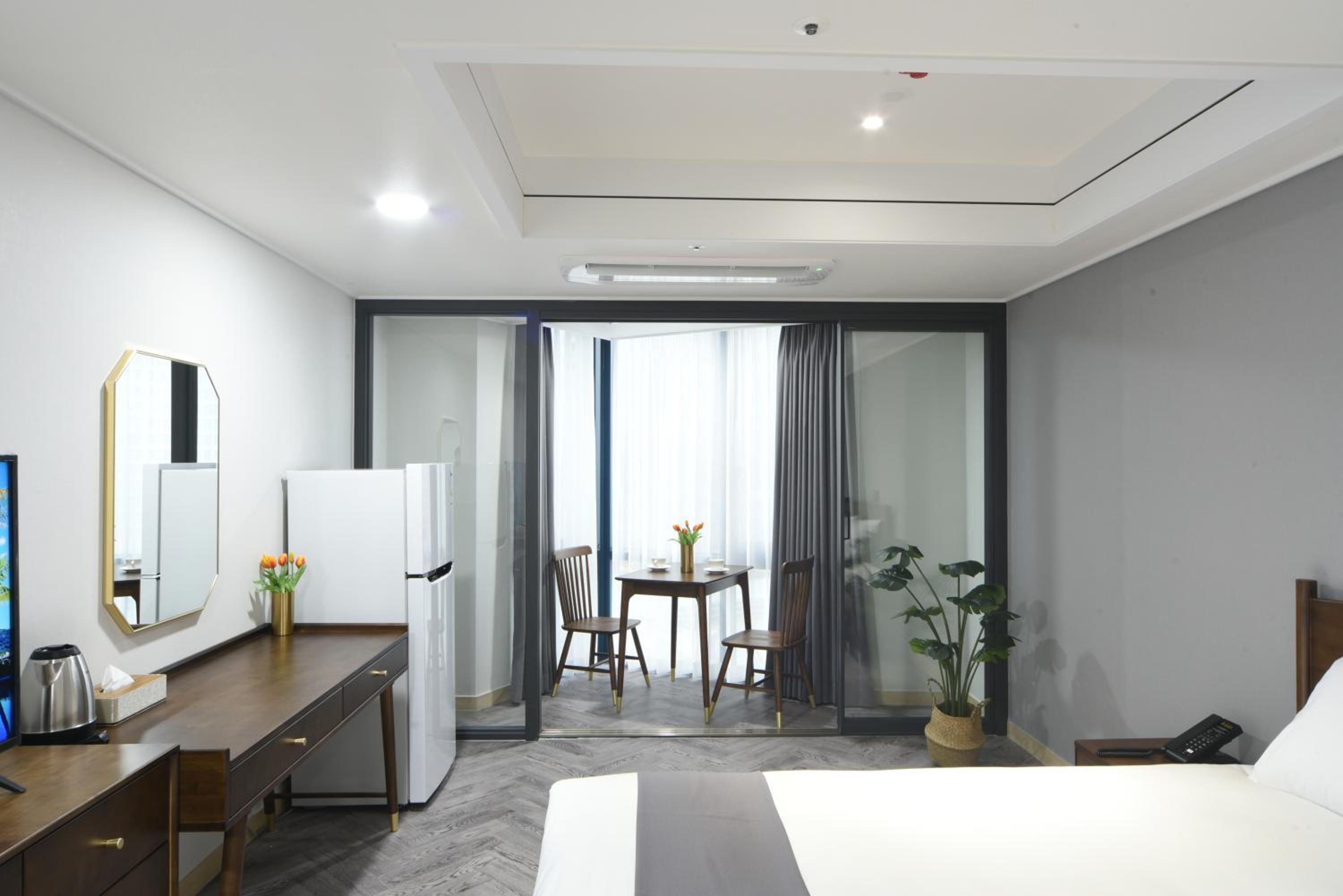 Deluxe Twin Room Half Ocean View with Rooftop Swimming Pool Access For 3 - Photo 3