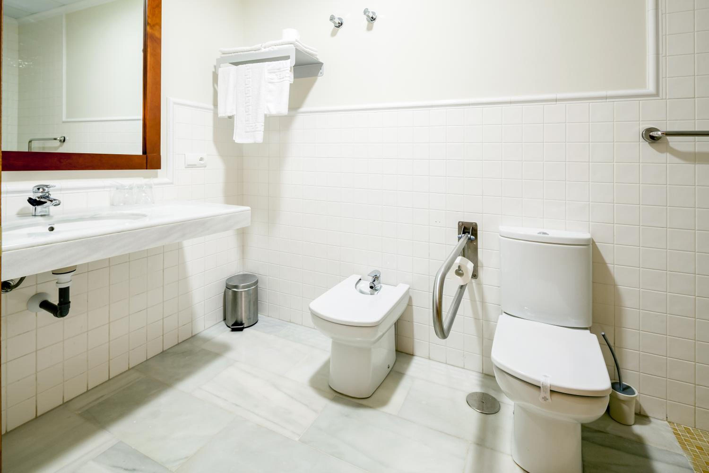 Double or Twin Room - Photo 9