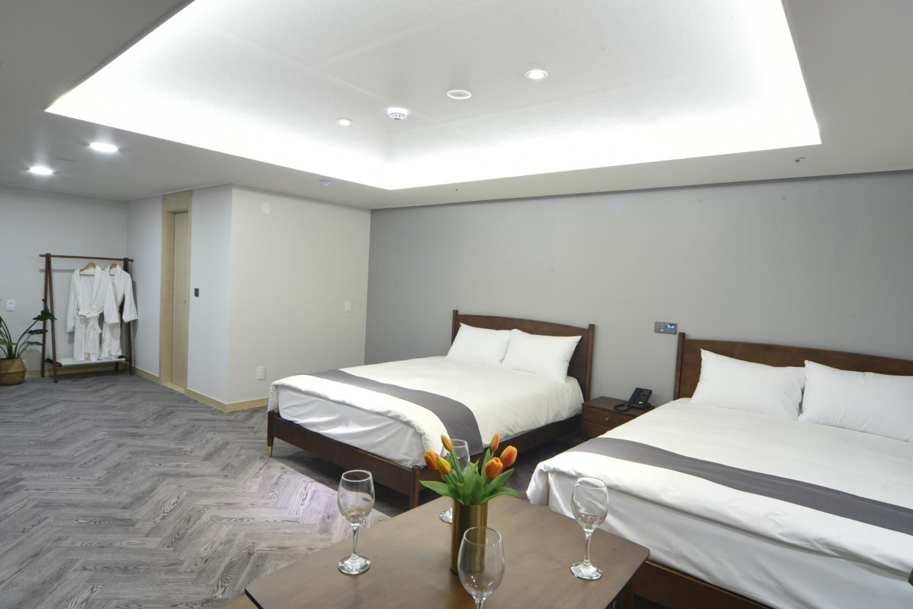 Deluxe Family Room City View with Rooftop Swimming Pool Access For 4 - Photo 1