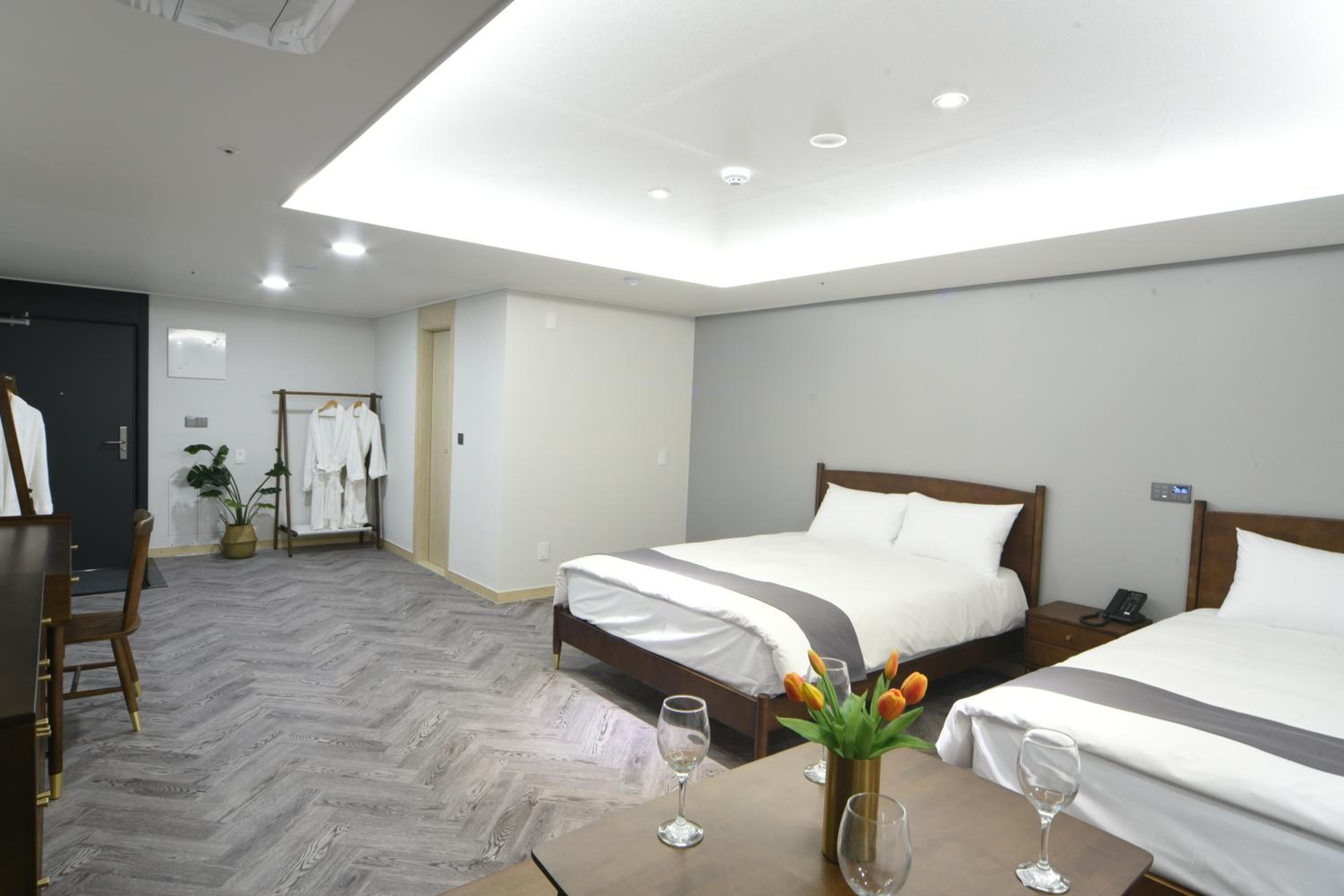 Deluxe Family Room City View with Rooftop Swimming Pool Access For 4 - Photo 3
