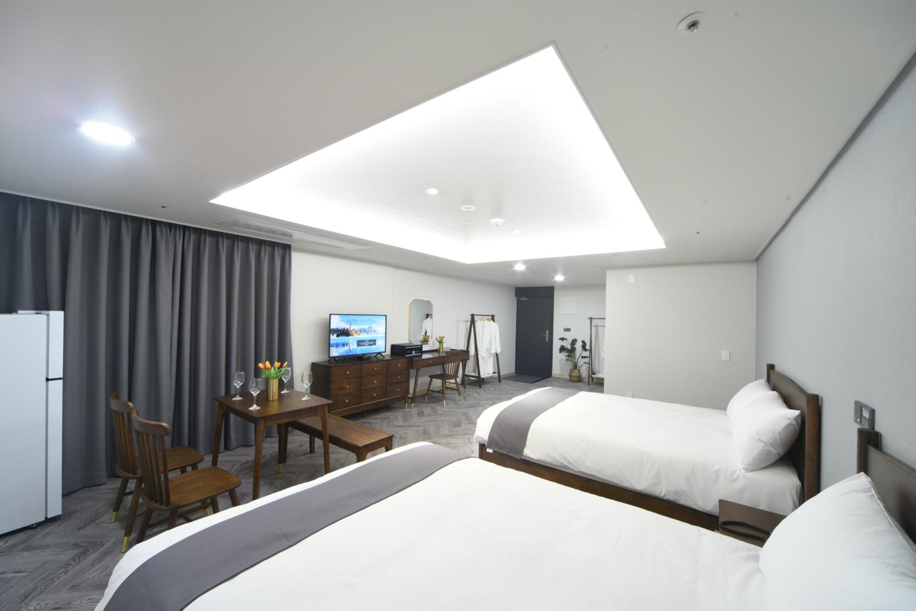 Deluxe Family Room City View with Rooftop Swimming Pool Access For 4 - Photo 4
