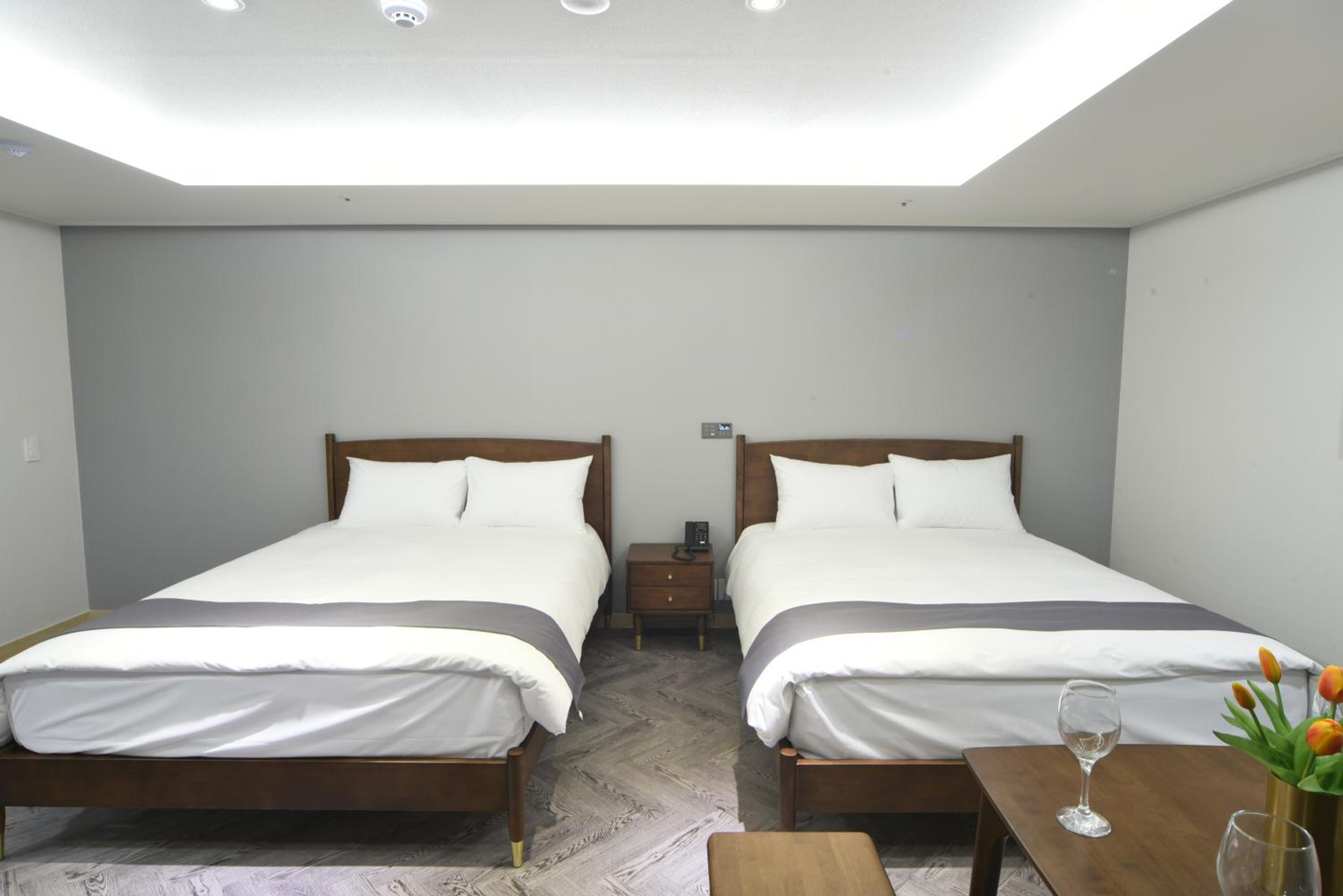 Deluxe Family Room City View with Rooftop Swimming Pool Access For 4 - Photo 5