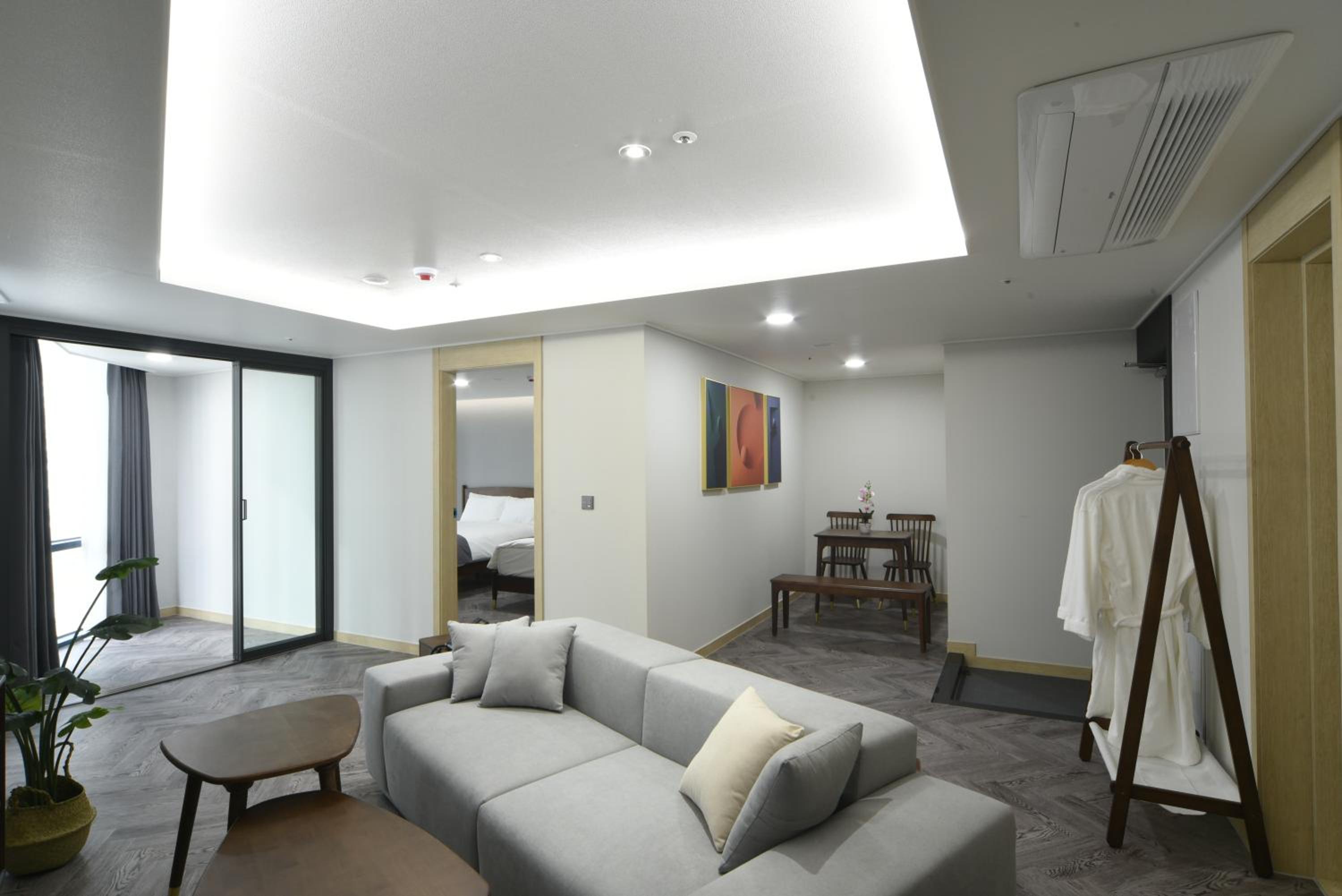 Junior Suite Half Ocean View with Rooftop Swimming Pool Access For 4 - Photo 4