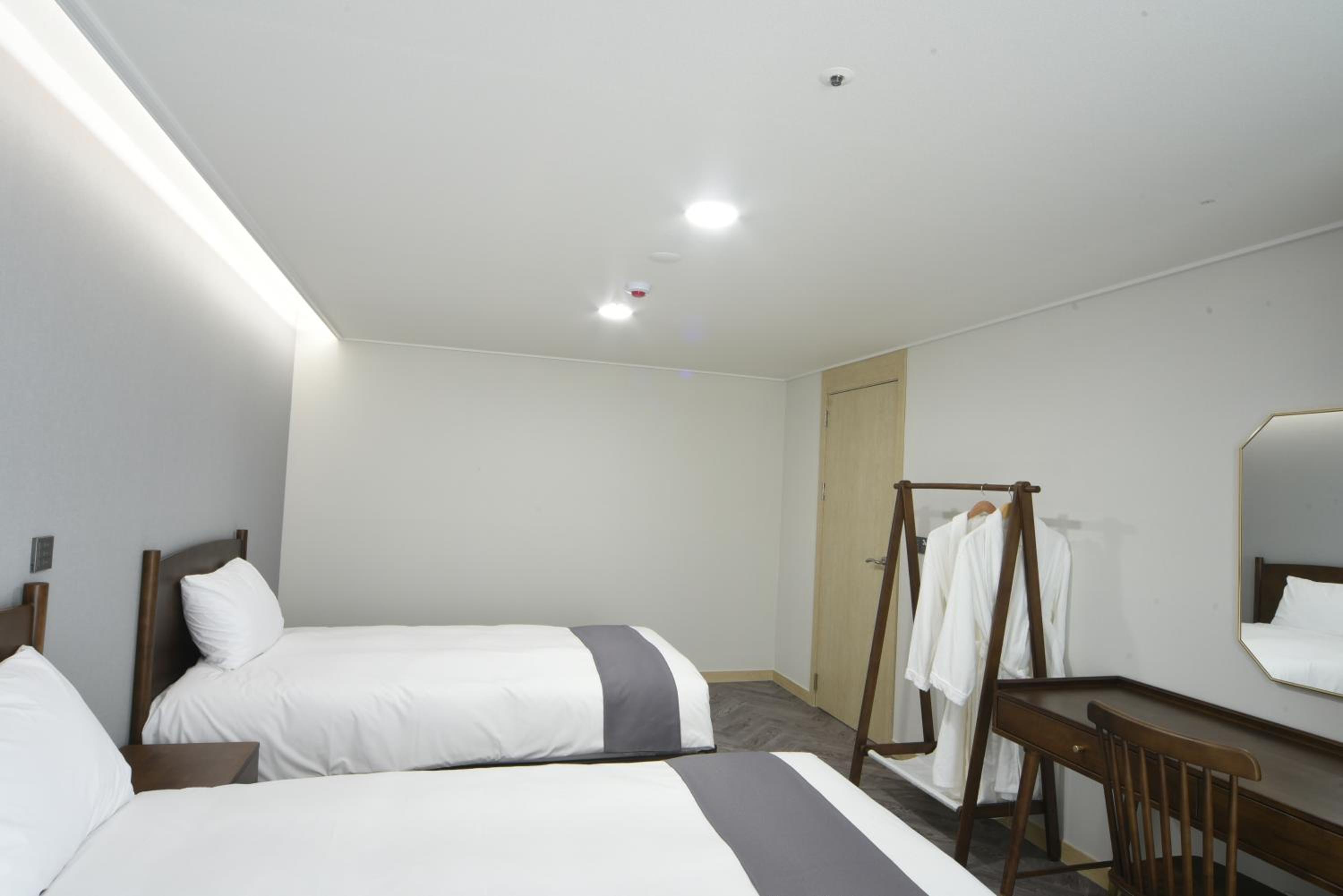Junior Suite Half Ocean View with Rooftop Swimming Pool Access For 4 - Photo 3