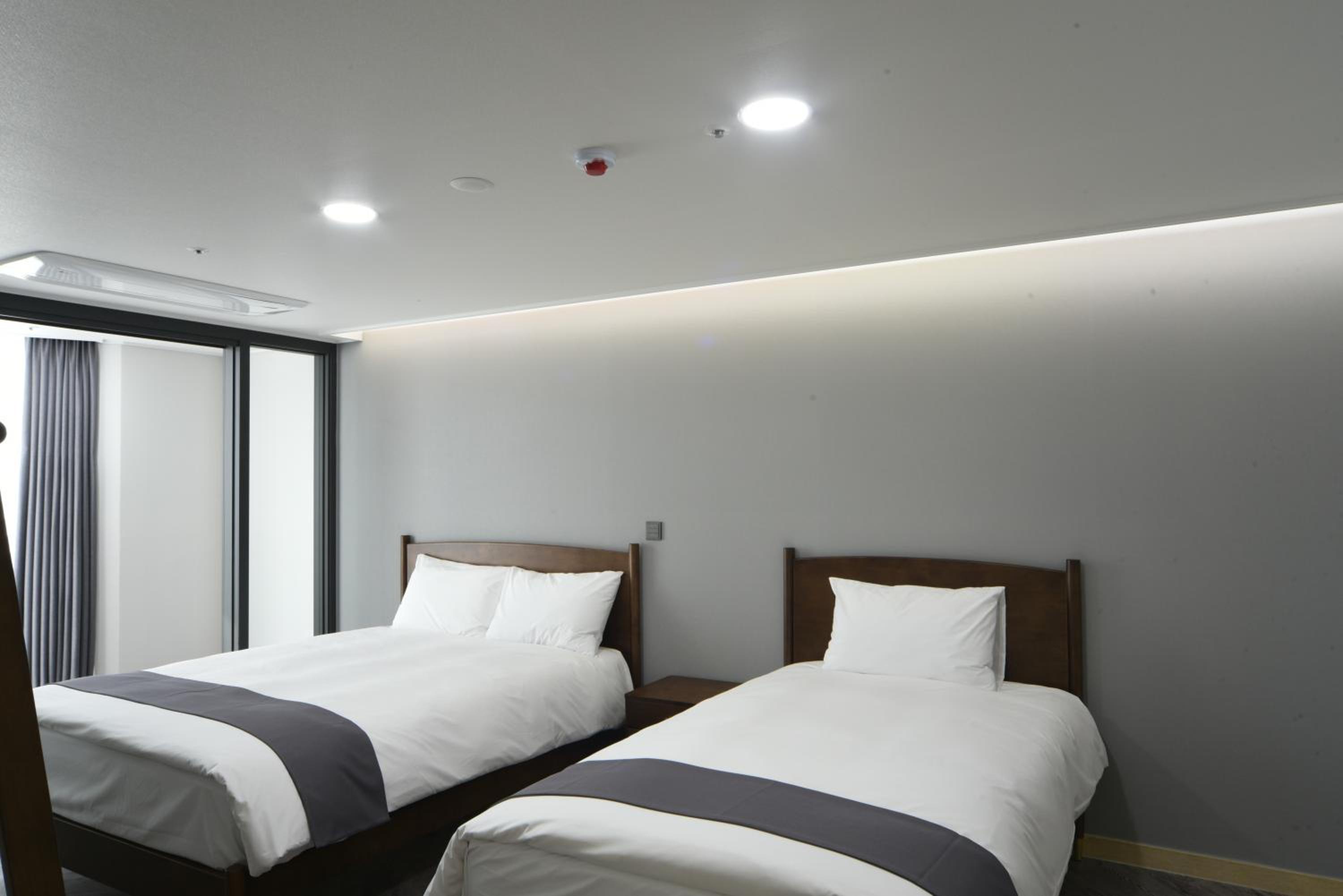 Junior Suite Half Ocean View with Rooftop Swimming Pool Access For 4 - Photo 2