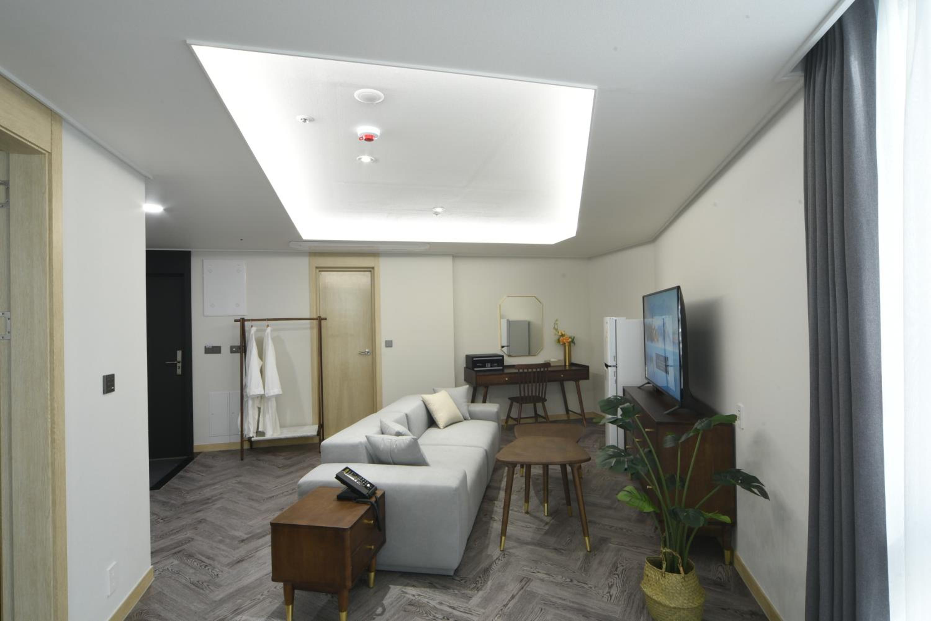 Junior Suite Half Ocean View with Rooftop Swimming Pool Access For 4 - Photo 1