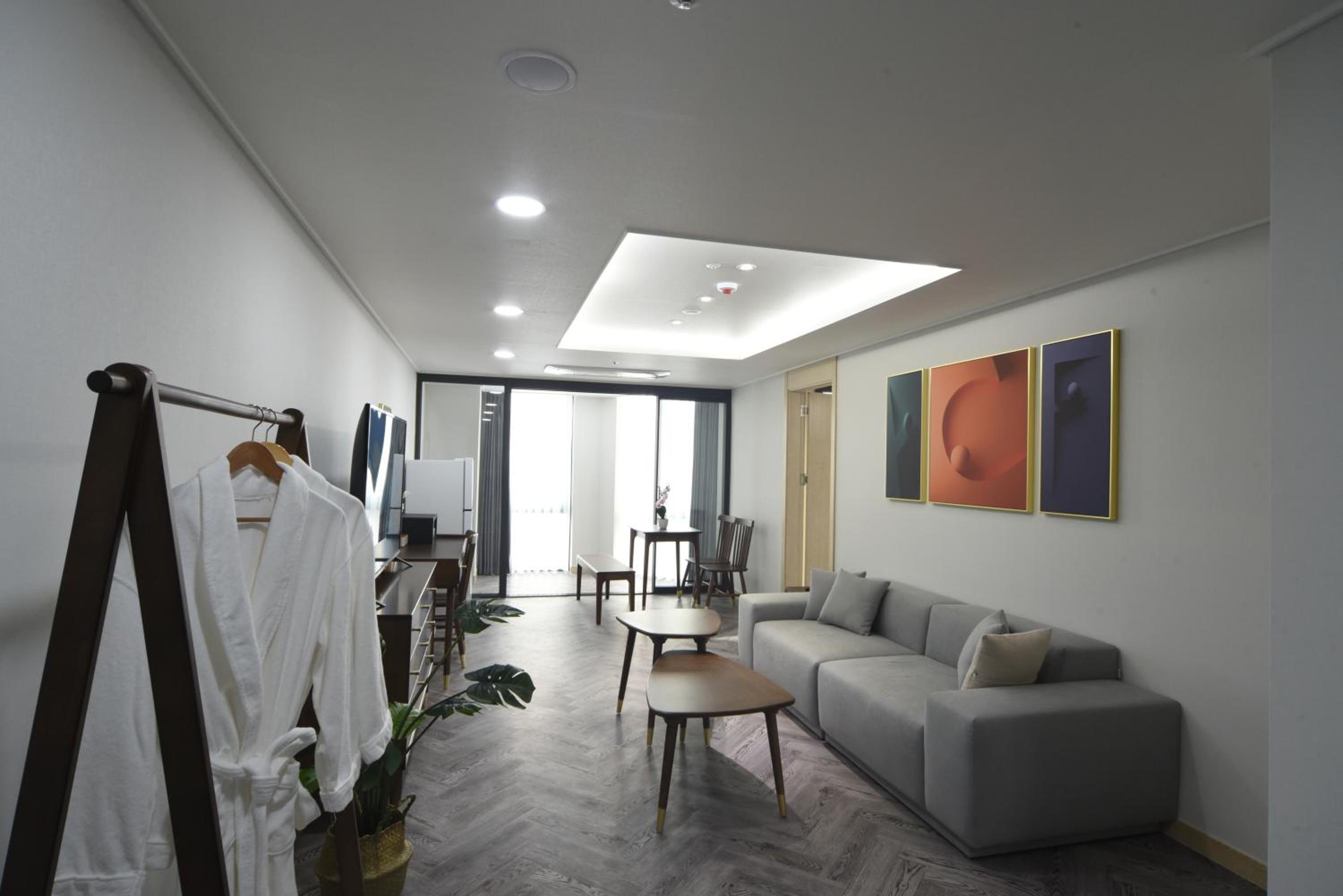 Suite Room Ocean View with Rooftop Swimming Pool Access For 5 - Photo 1