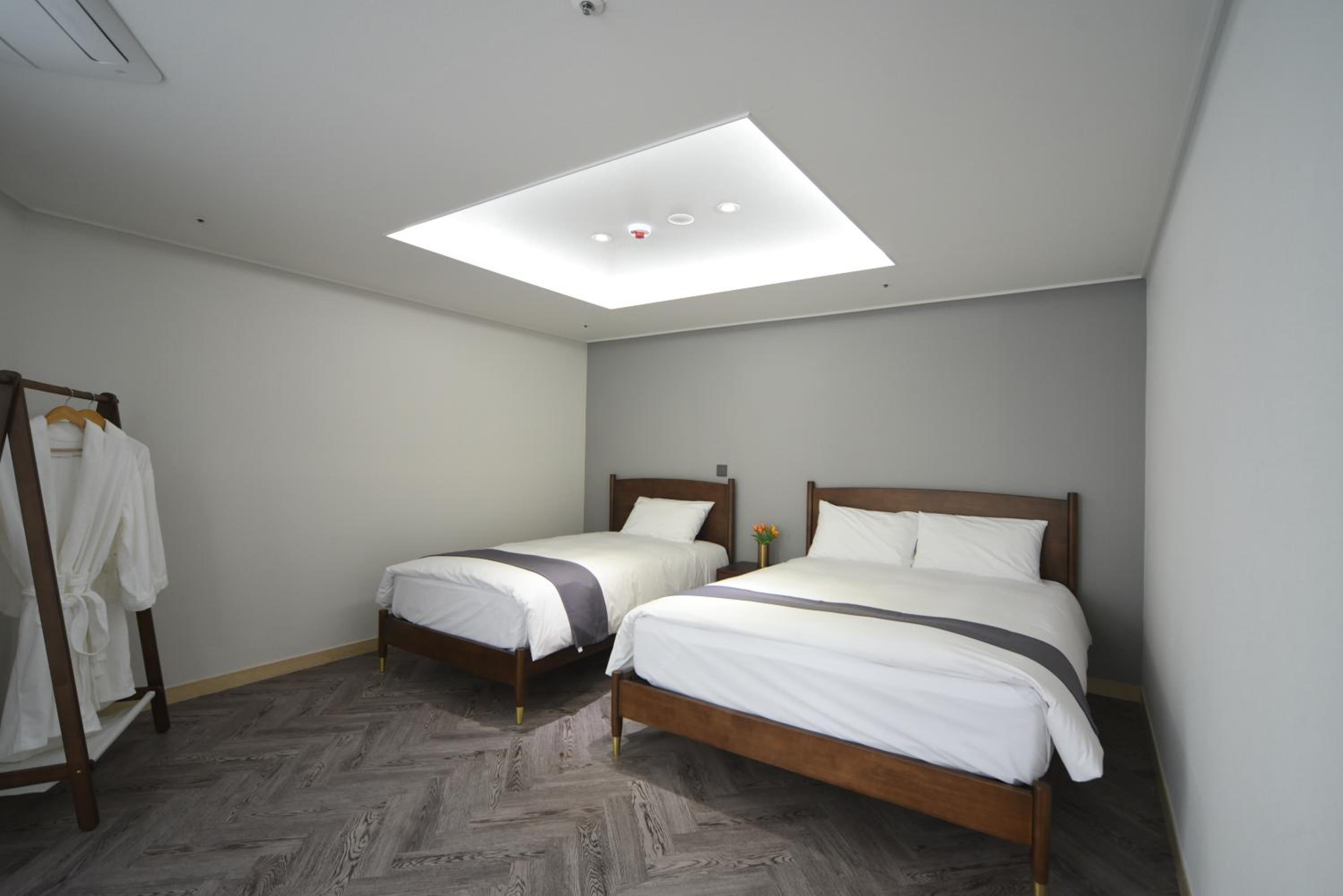 Suite Room Ocean View with Rooftop Swimming Pool Access For 5 - Photo 2