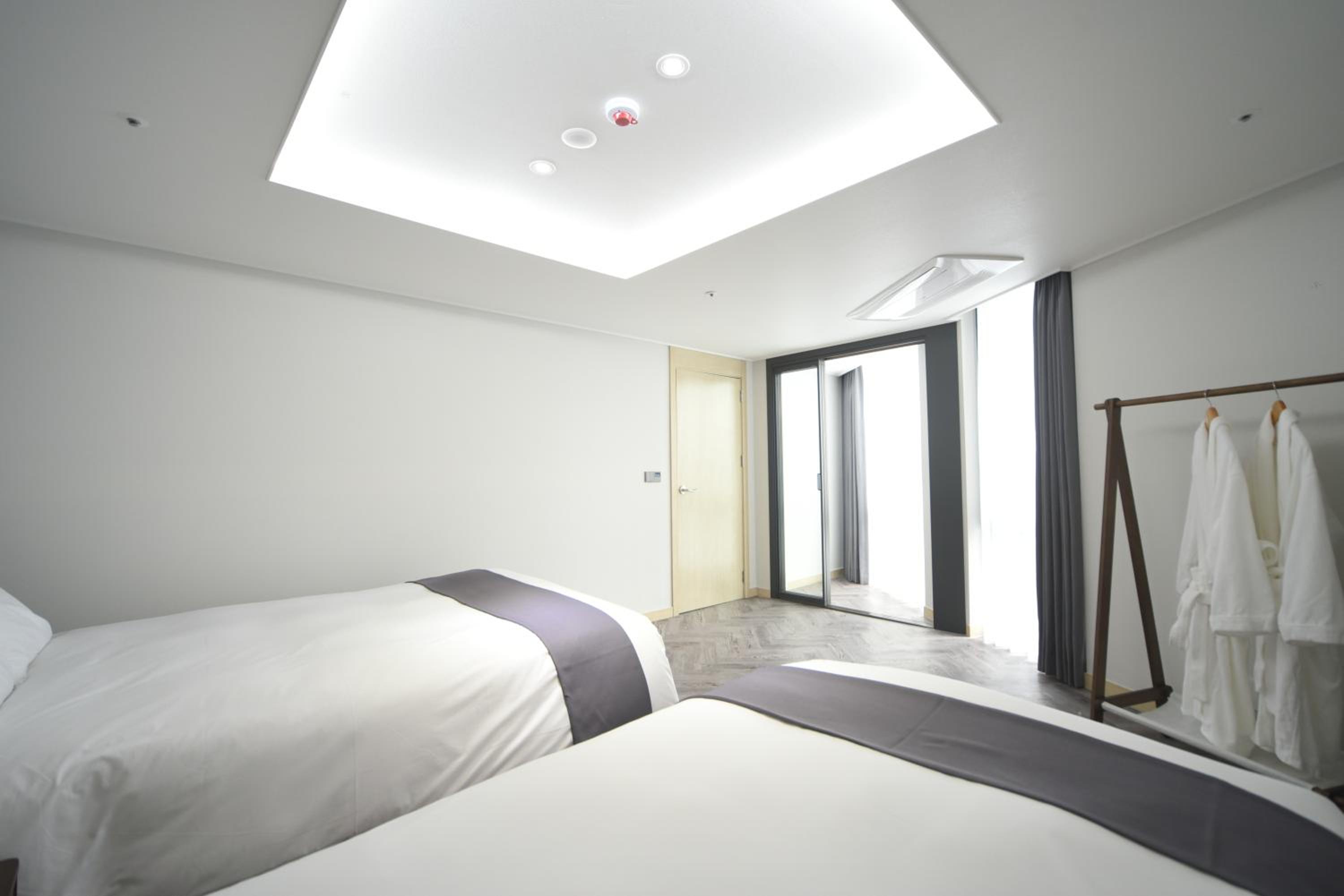 Suite Room Ocean View with Rooftop Swimming Pool Access For 5 - Photo 3