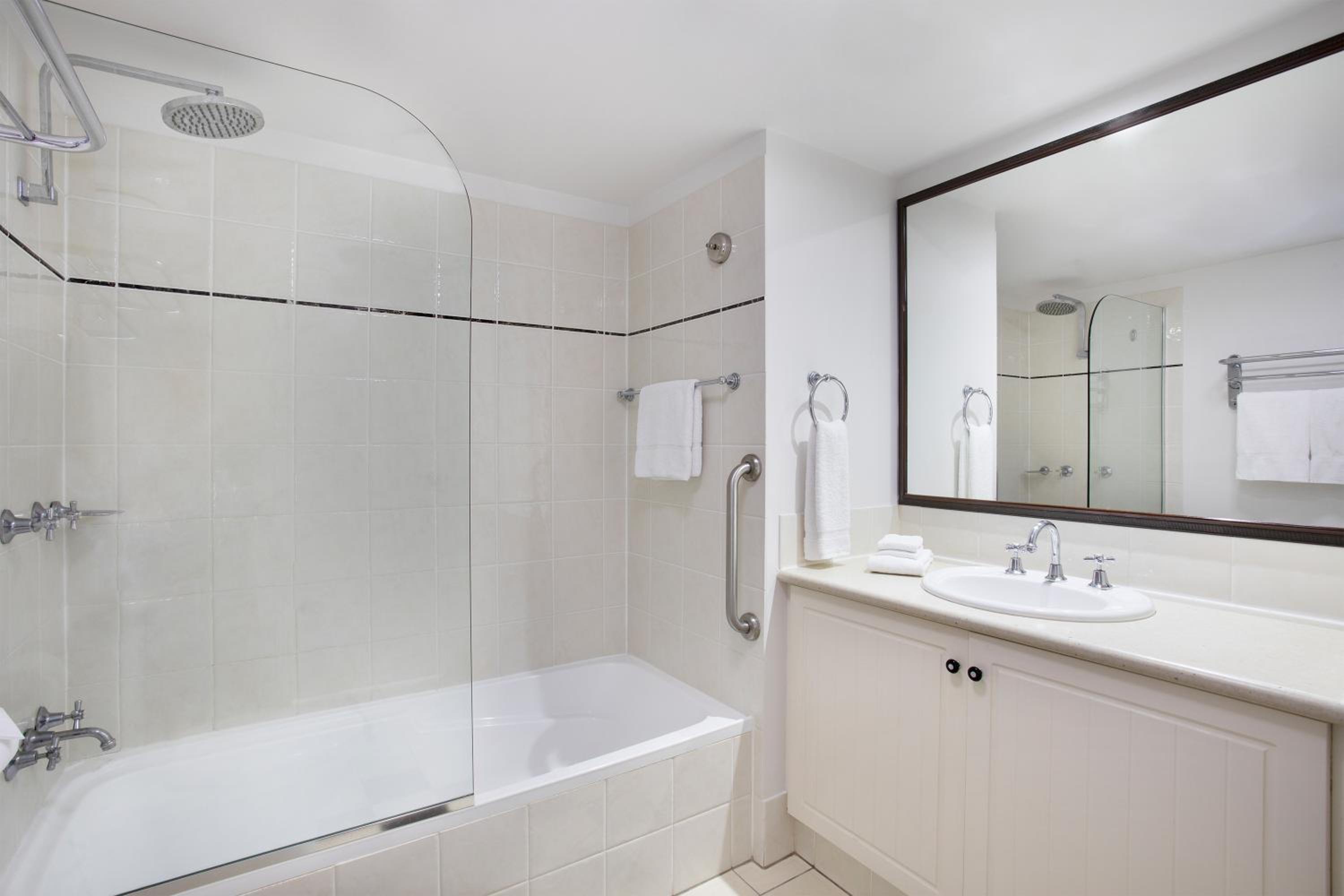 One-Bedroom Apartment With City View - Photo 5