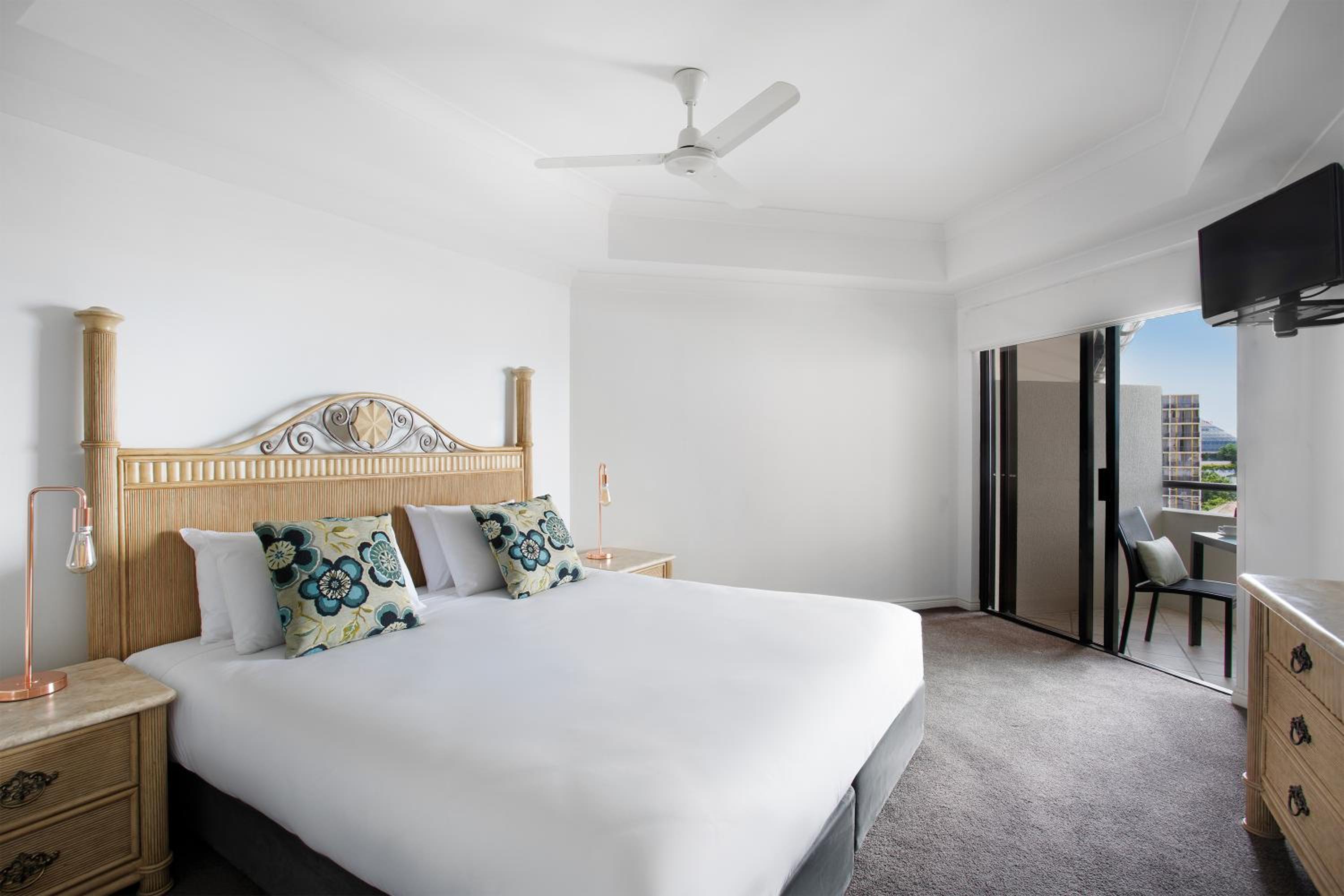 Two-Bedroom Apartment with City View - Photo 3