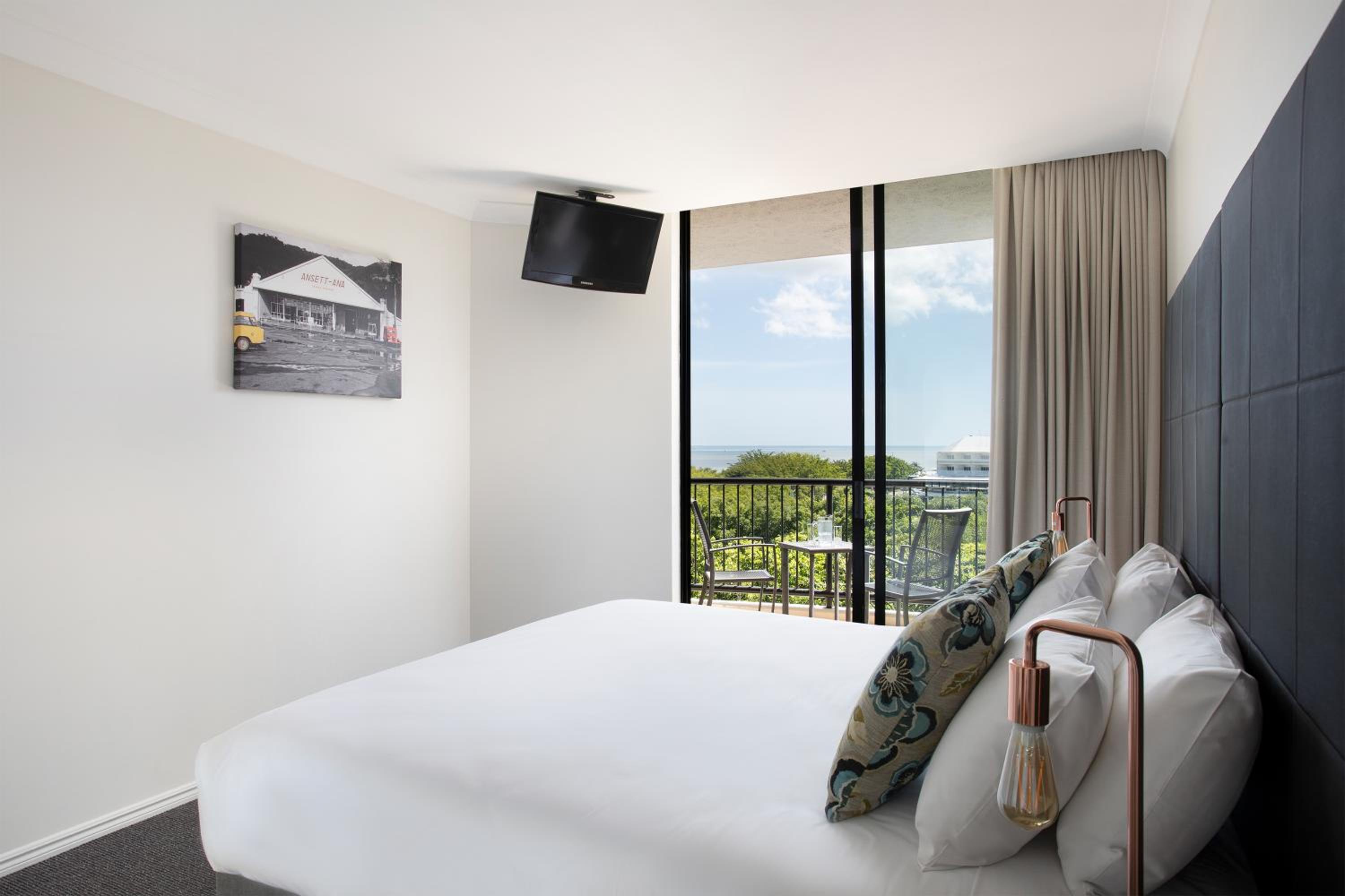 One-Bedroom Apartment With Esplanade View - Photo 1
