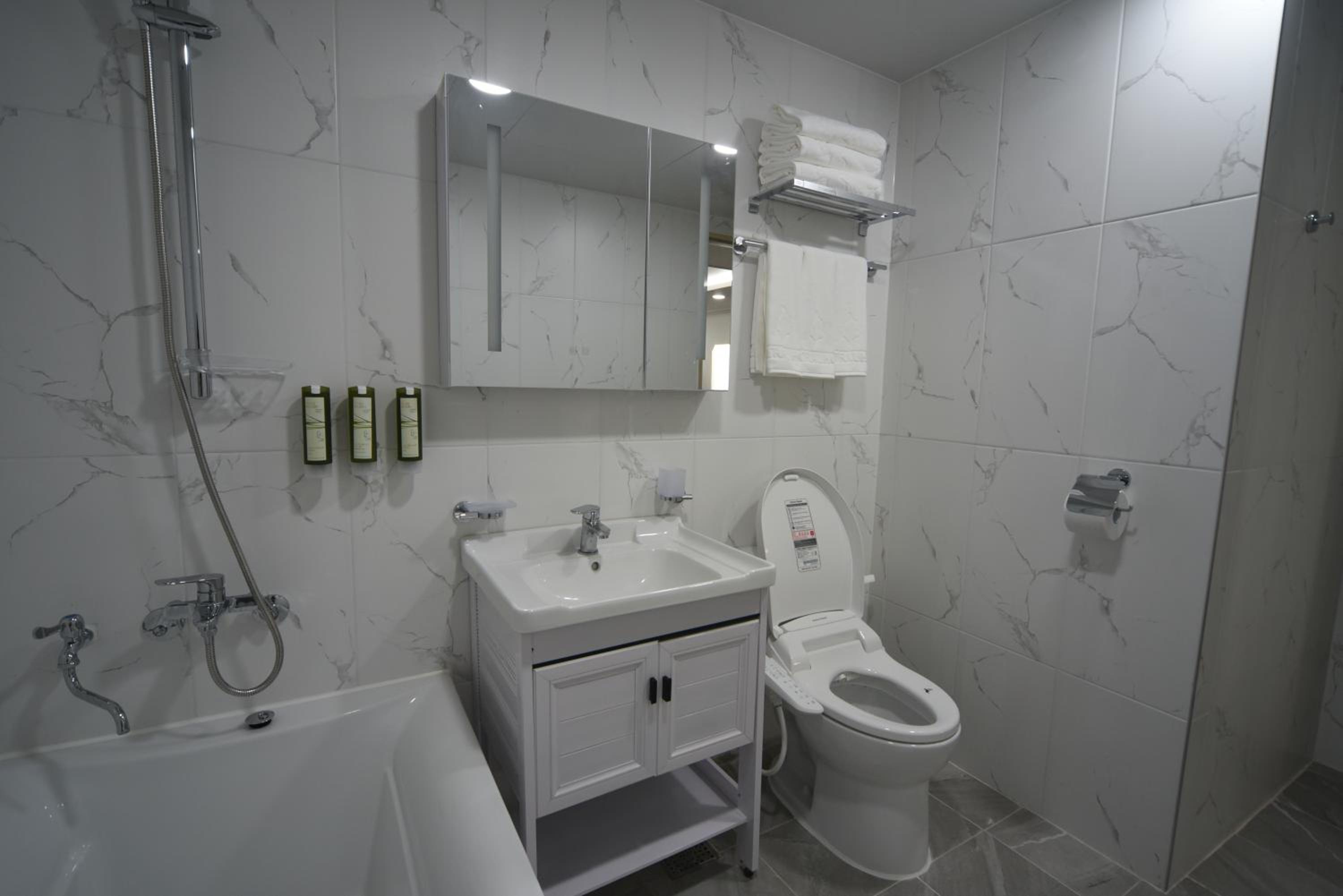 Suite Room Ocean View with Rooftop Swimming Pool Access For 5 - Photo 4