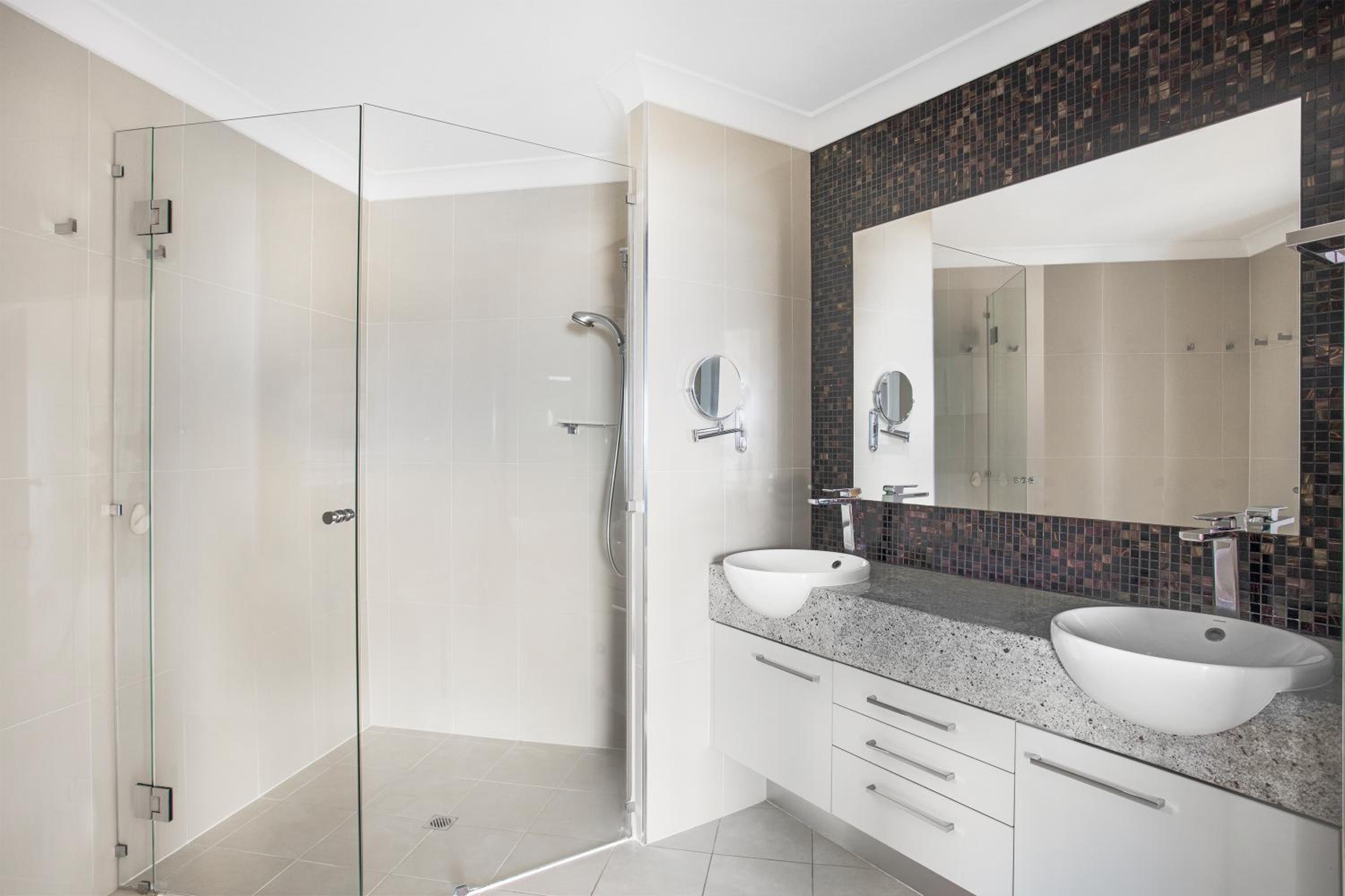 Three-Bedroom Apartment With Esplanade View thumbnail 5