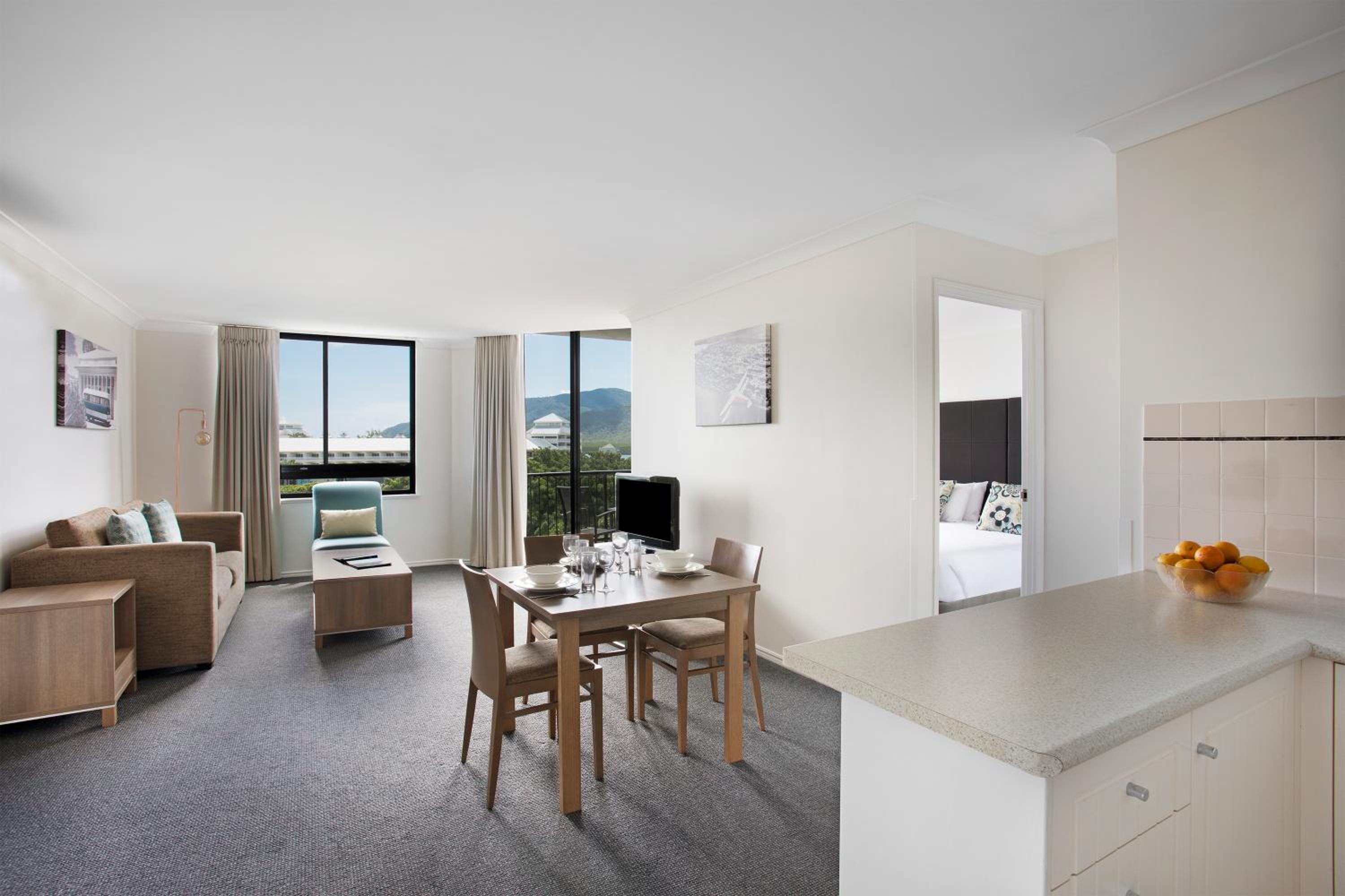 One-Bedroom Apartment With Esplanade View - Photo 2