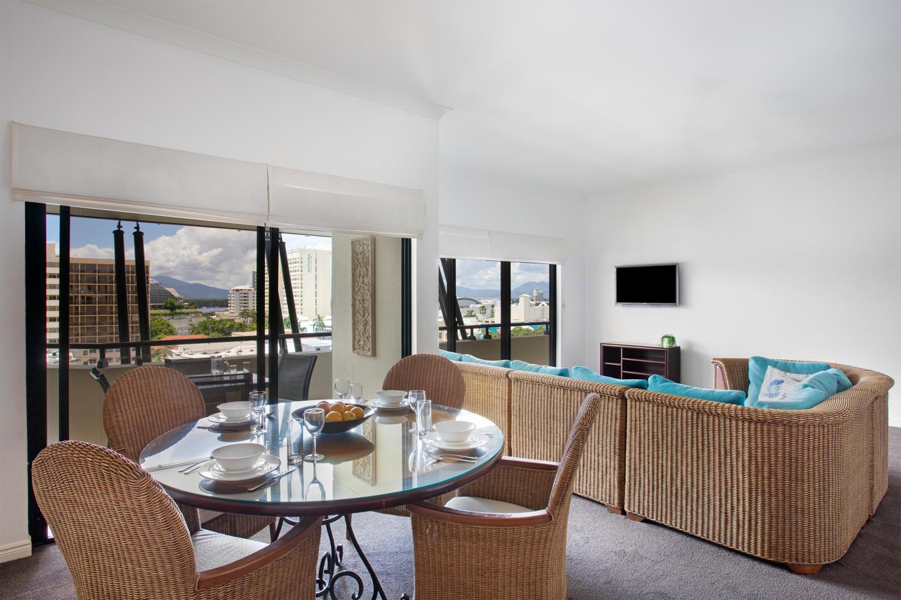 Two-Bedroom Apartment with City View - Photo 5
