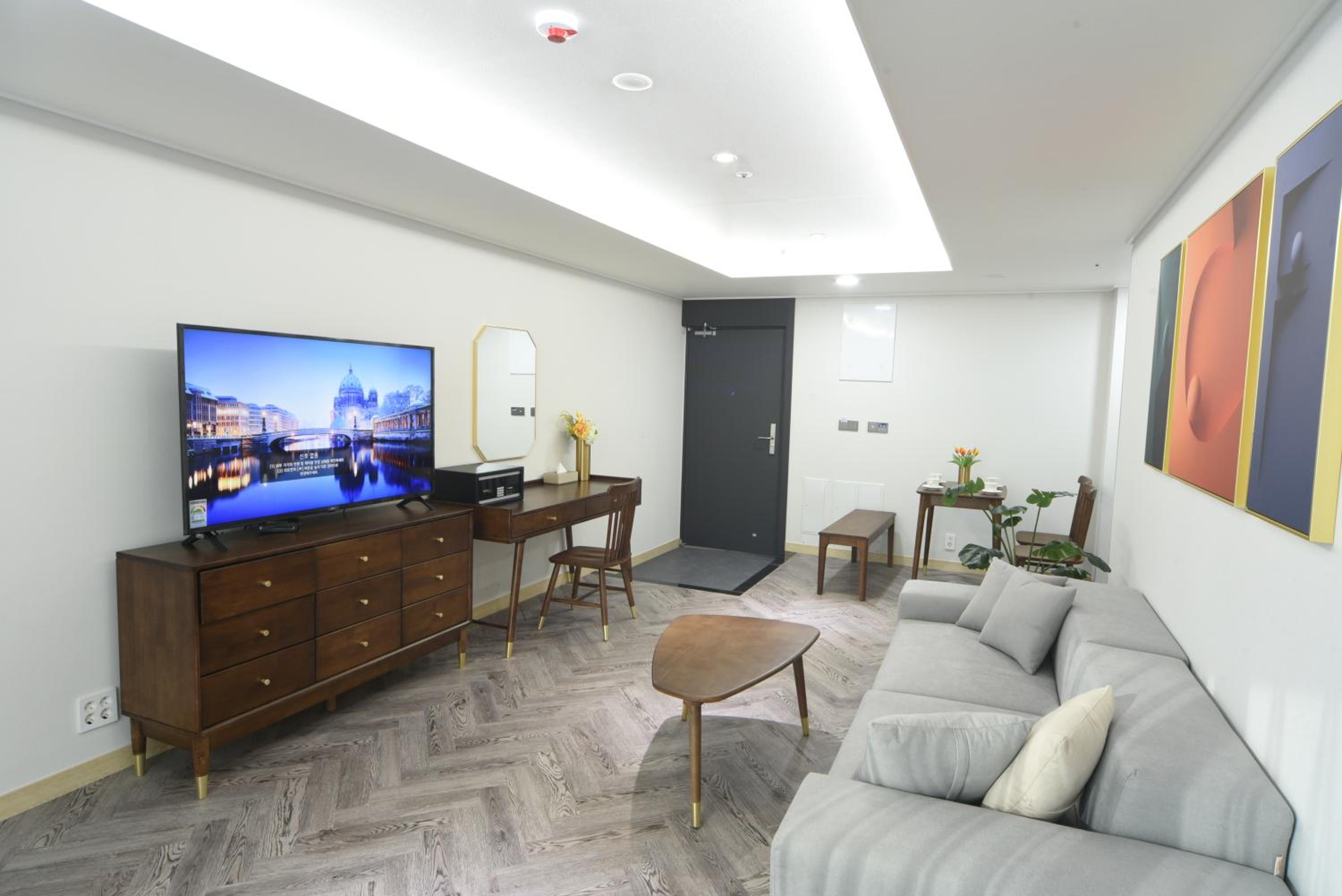 Suite Room Ocean View with Rooftop Swimming Pool Access For 5 - Photo 6