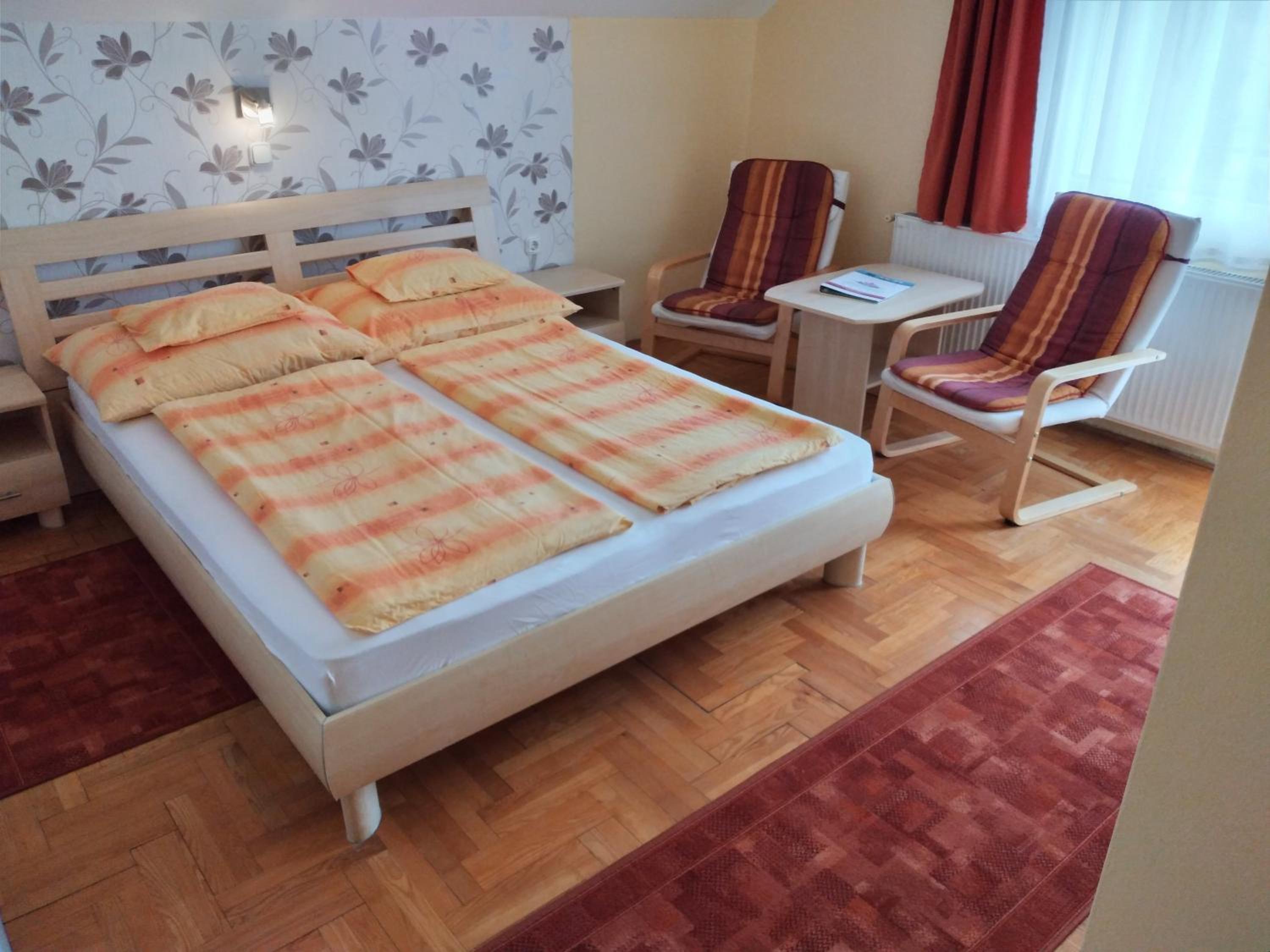 Apartment with Balcony - Photo 3