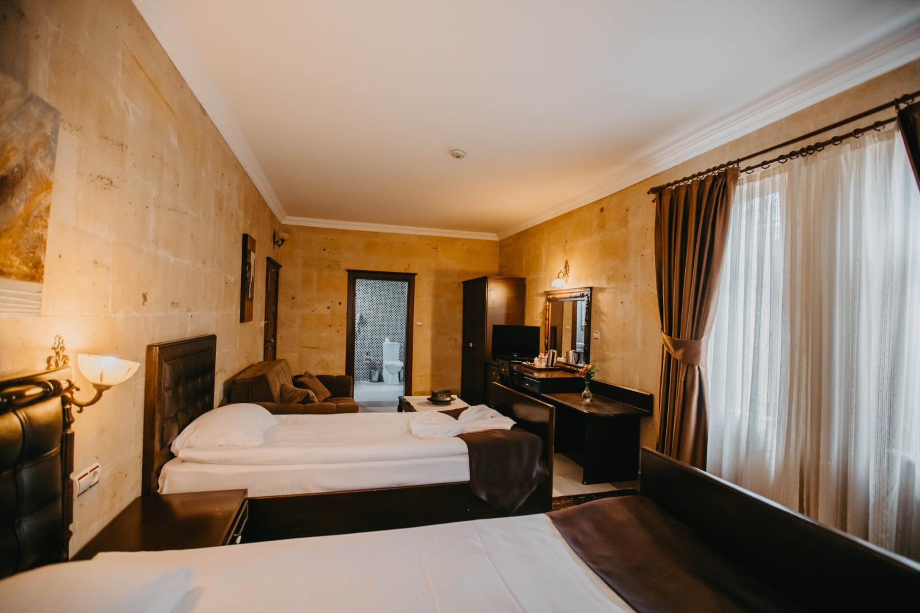 Deluxe Triple Stone Room photo 2