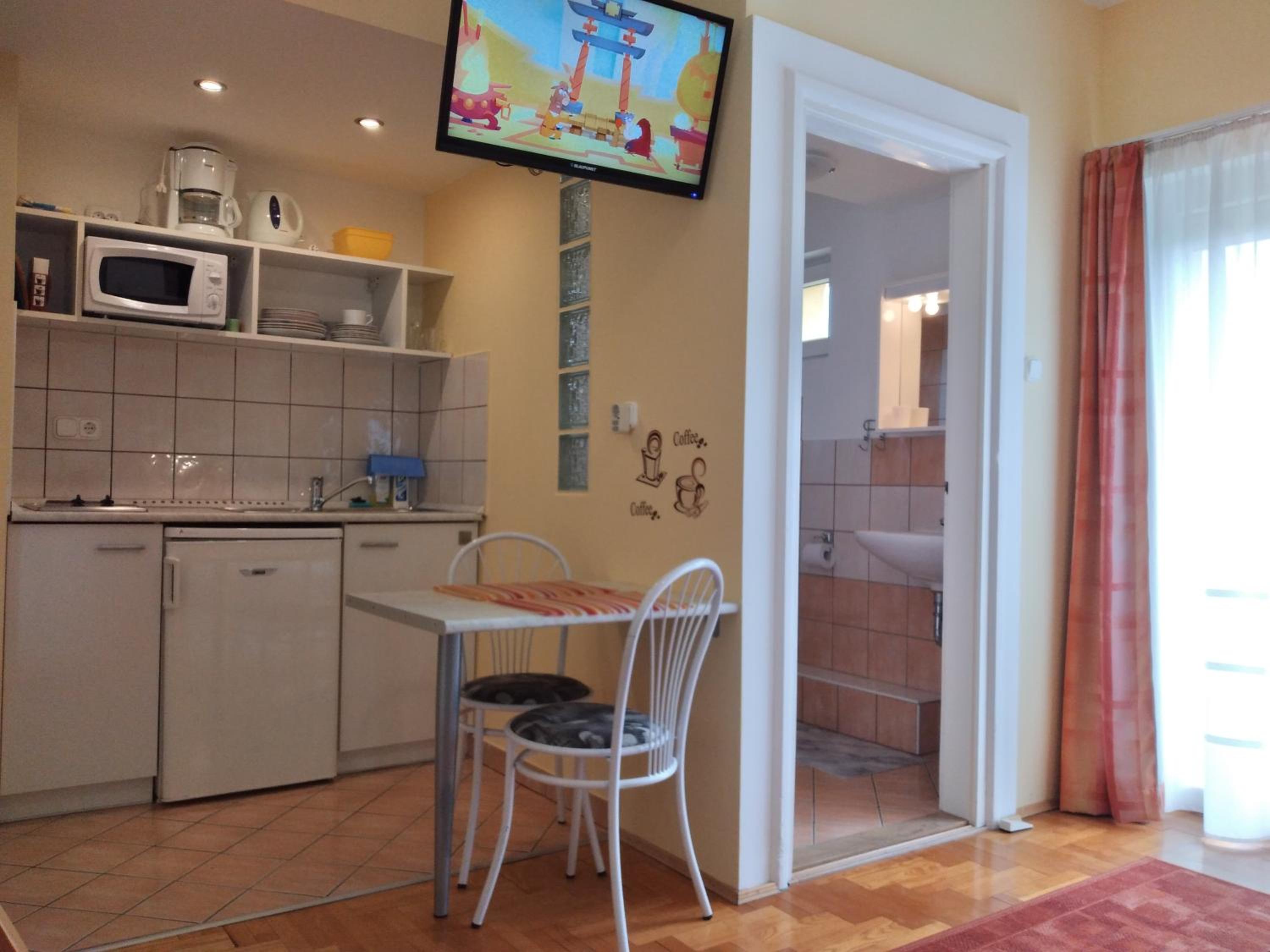Studio Apartment - Photo 1