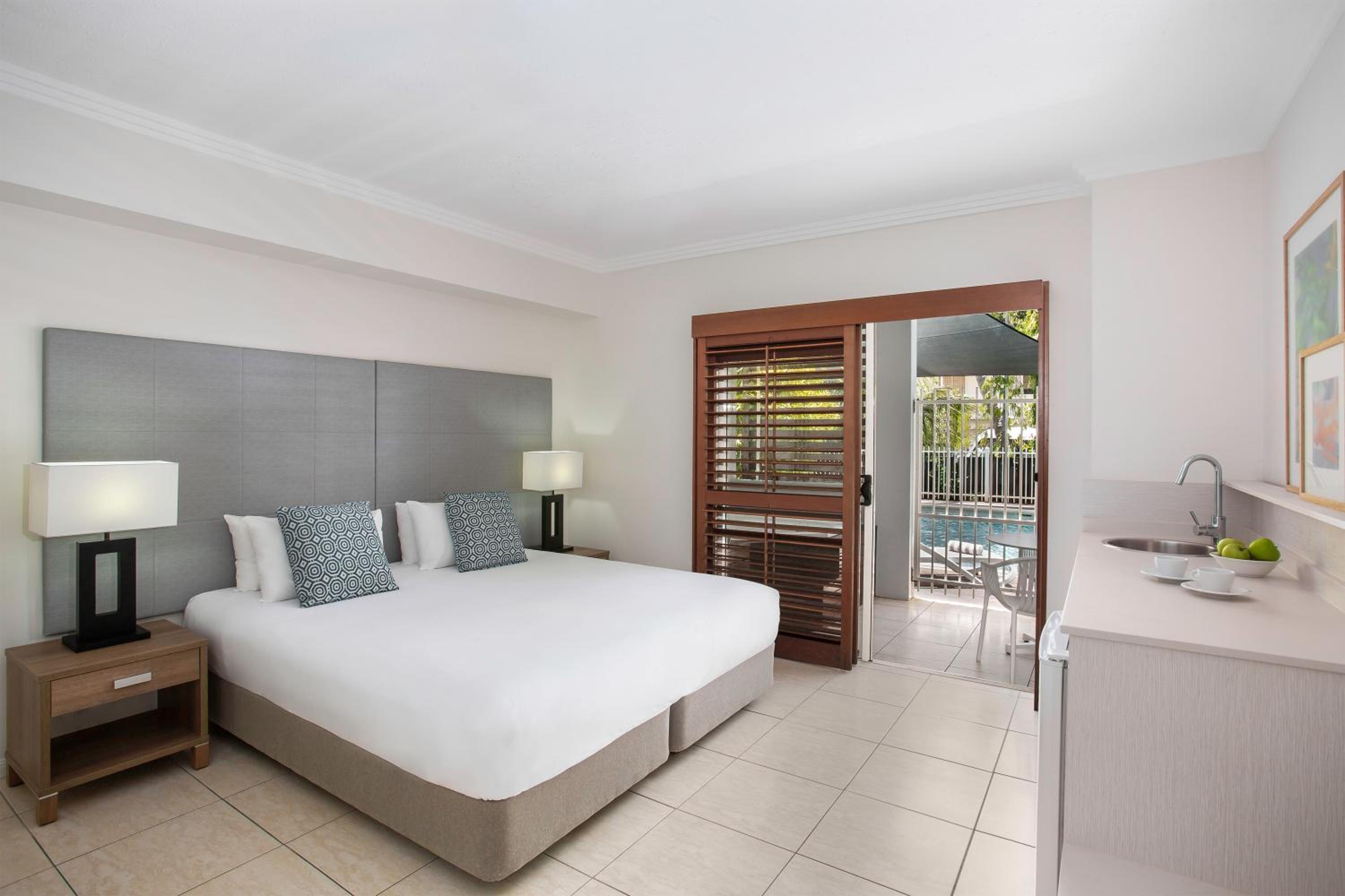 Spa Swim Out Room