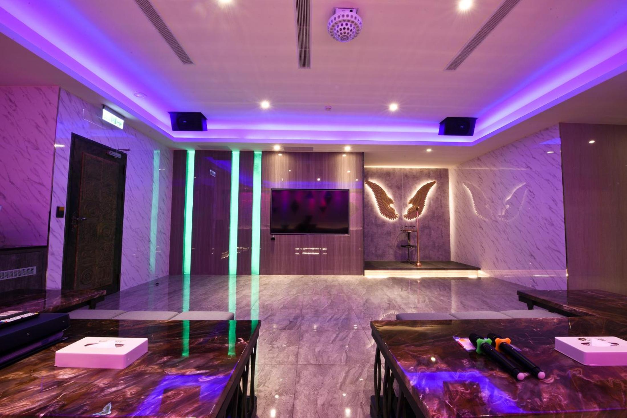 Deluxe Queen Room with Karaoke Facilities photo 3
