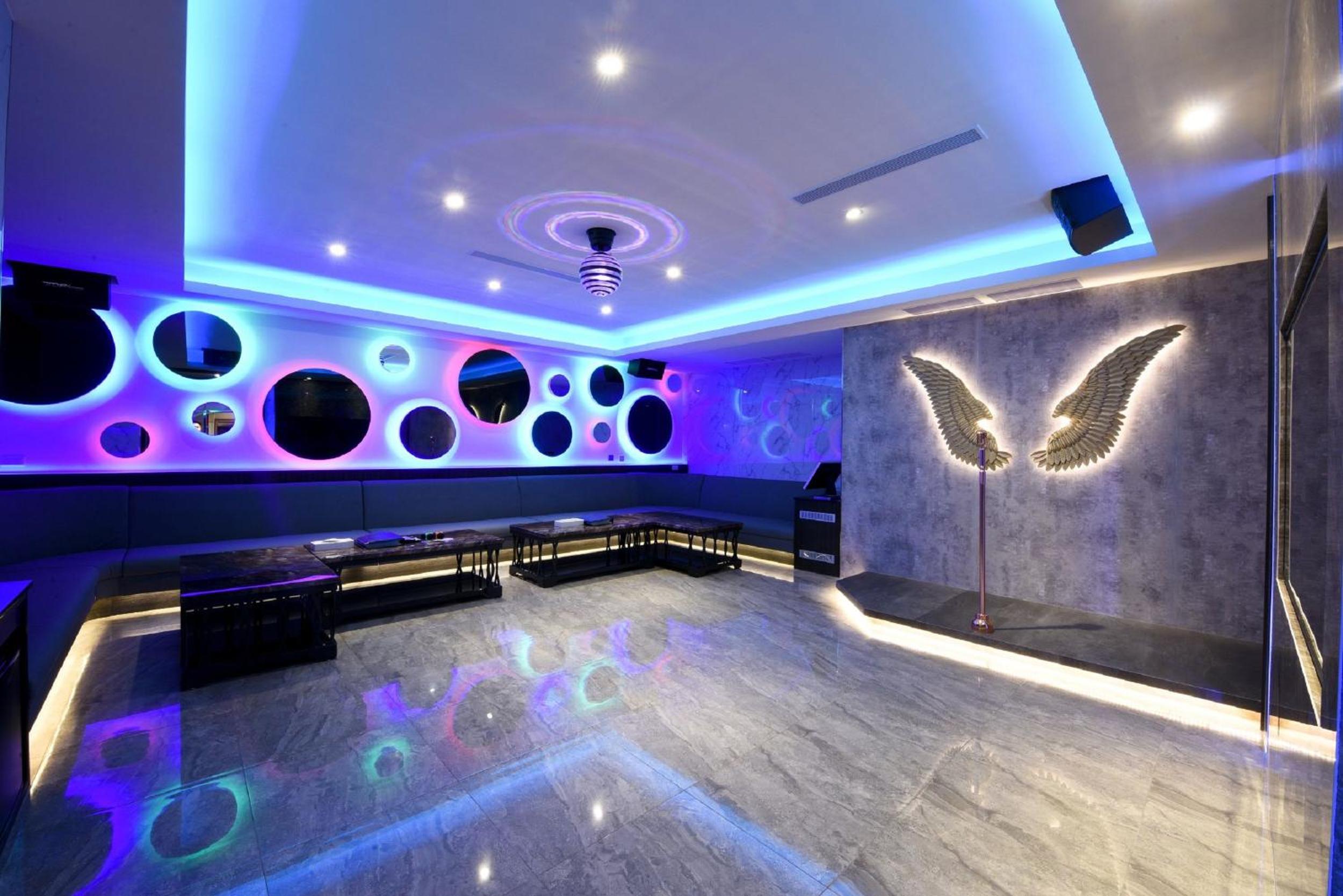 Deluxe Queen Room with Karaoke Facilities photo 1