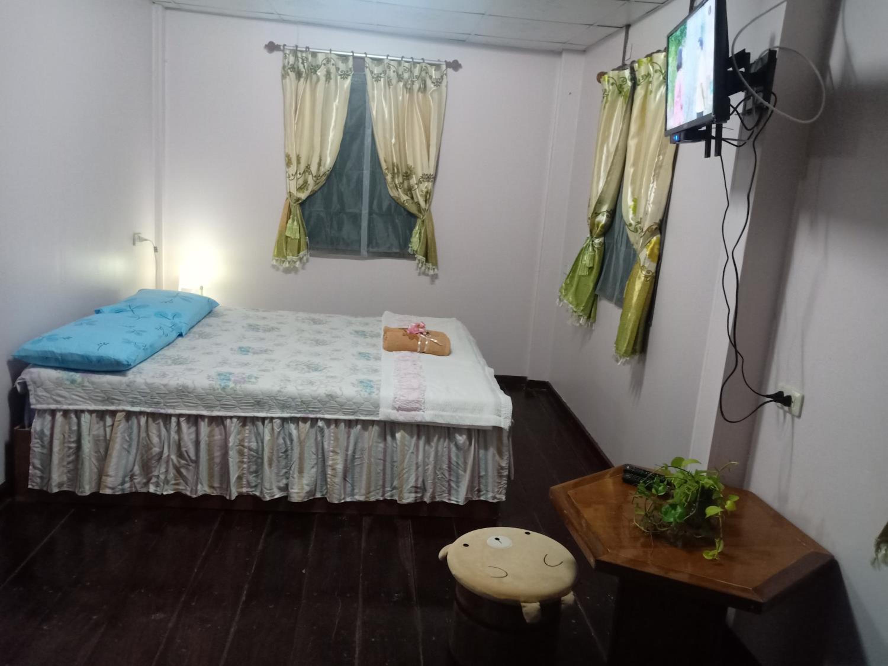 Deluxe Queen Room with Bath