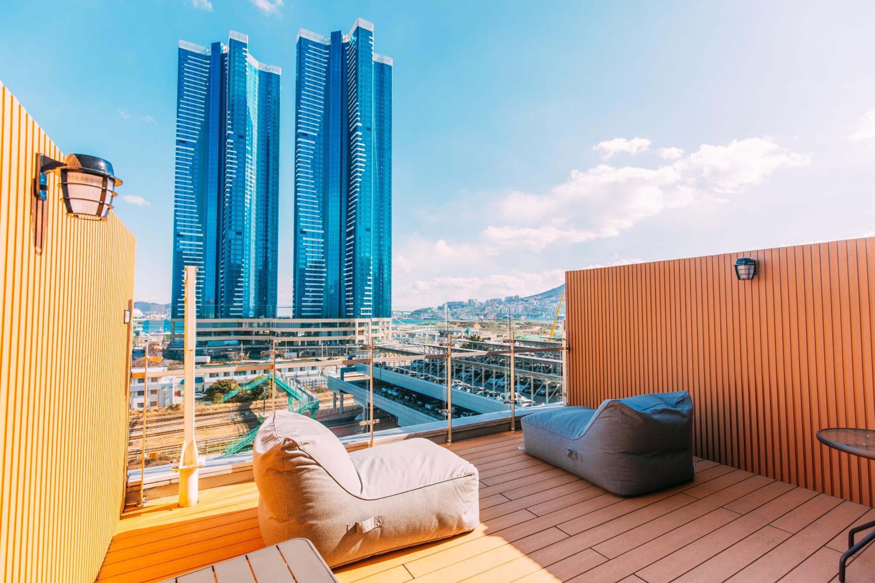 Deluxe Double Room with Balcony with Free access to Rooftop pool - Photo 10