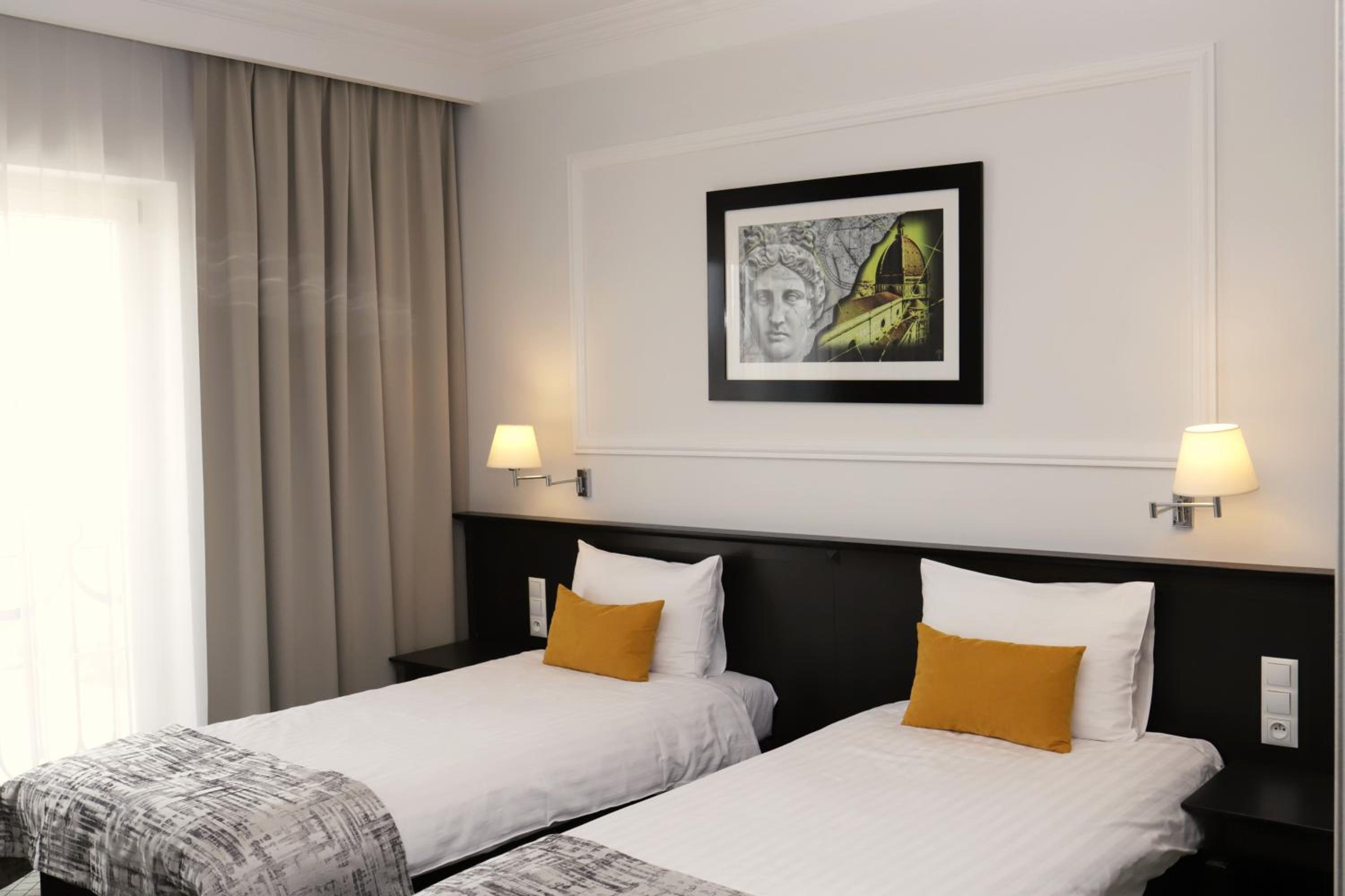 Large Twin Room - Photo 4