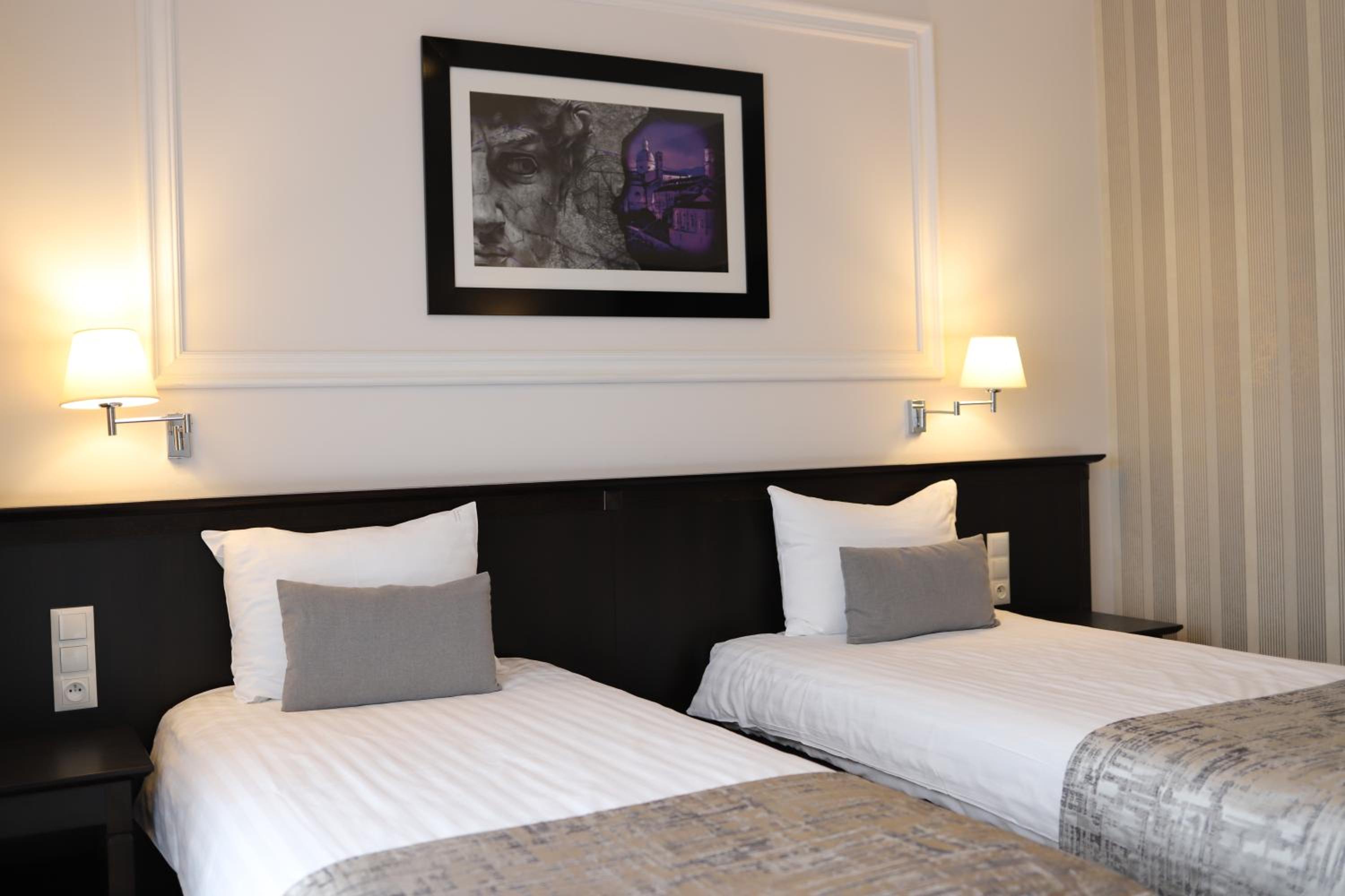 Large Twin Room - Photo 6