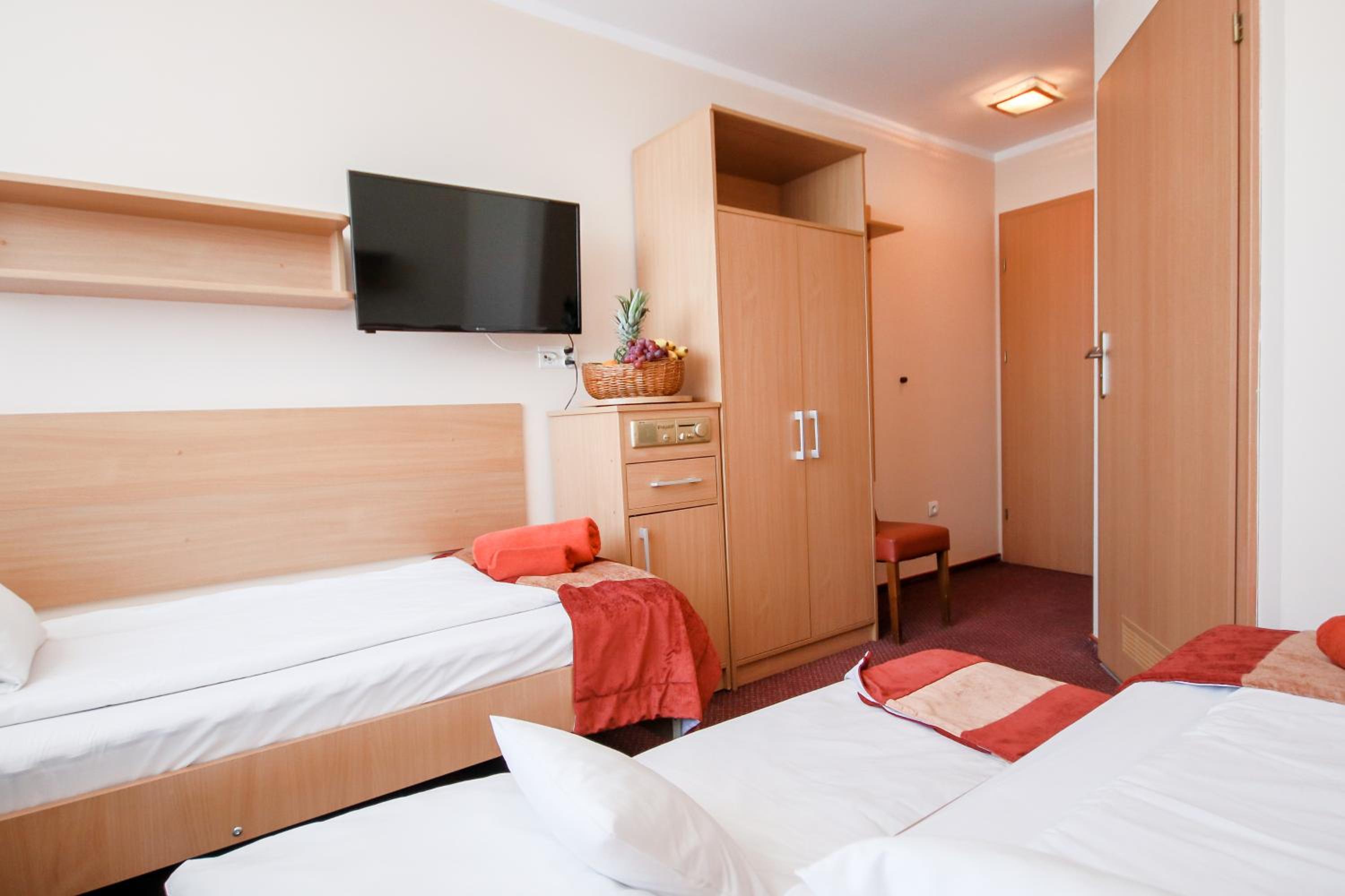 Twin Room with Extra Bed photo 1