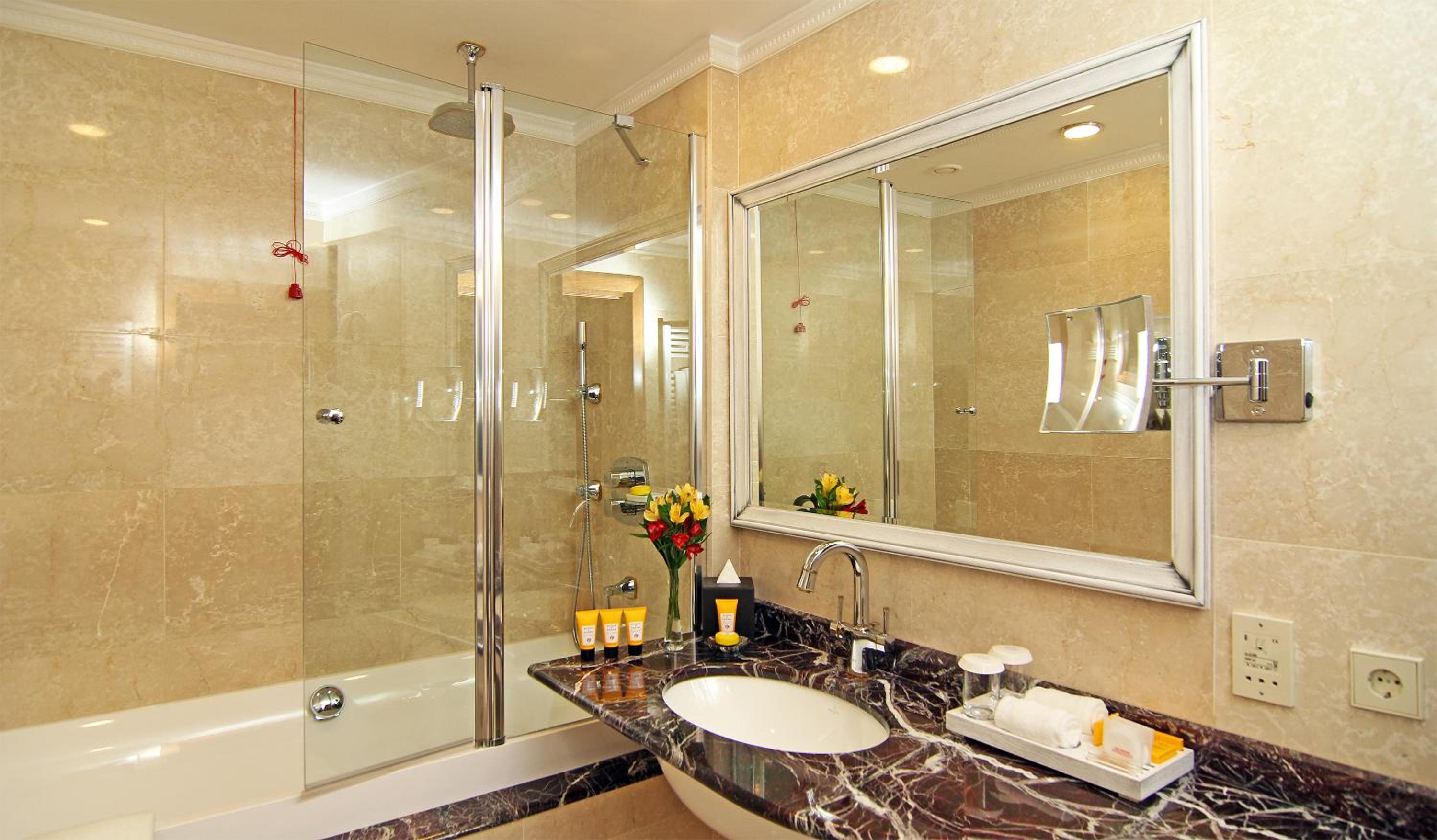 Deluxe Twin Room photo 3