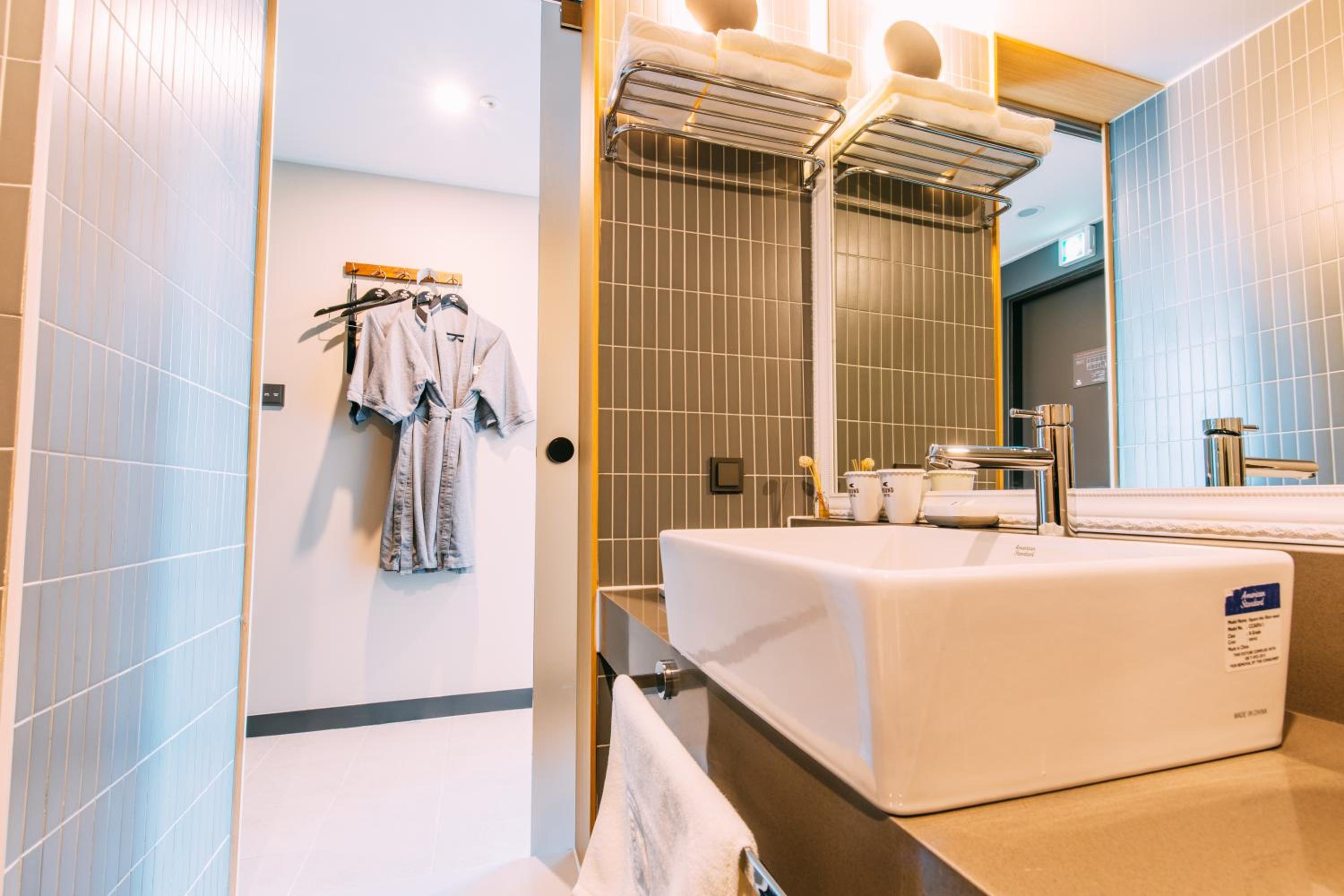 Standard Double Room with Free access to Rooftop pool - Photo 8