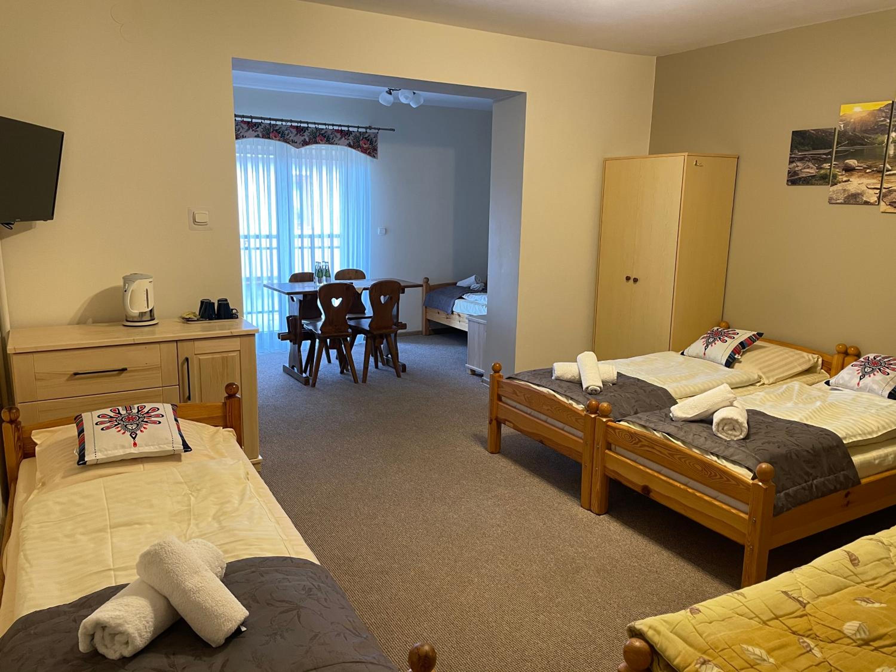 Quadruple Room with Balcony - Photo 9