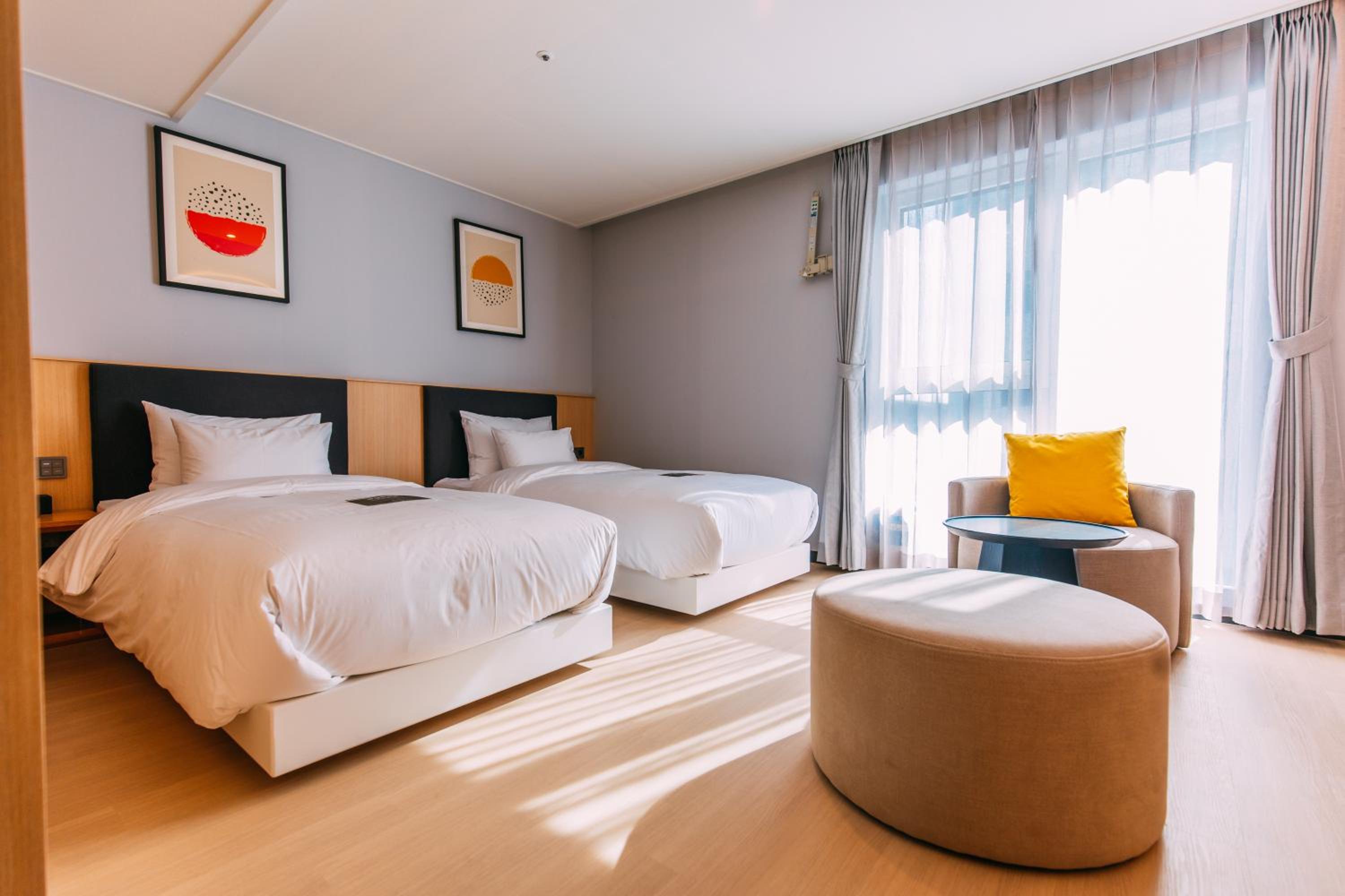 Deluxe Twin Room with Free access to Rooftop pool - Photo 9