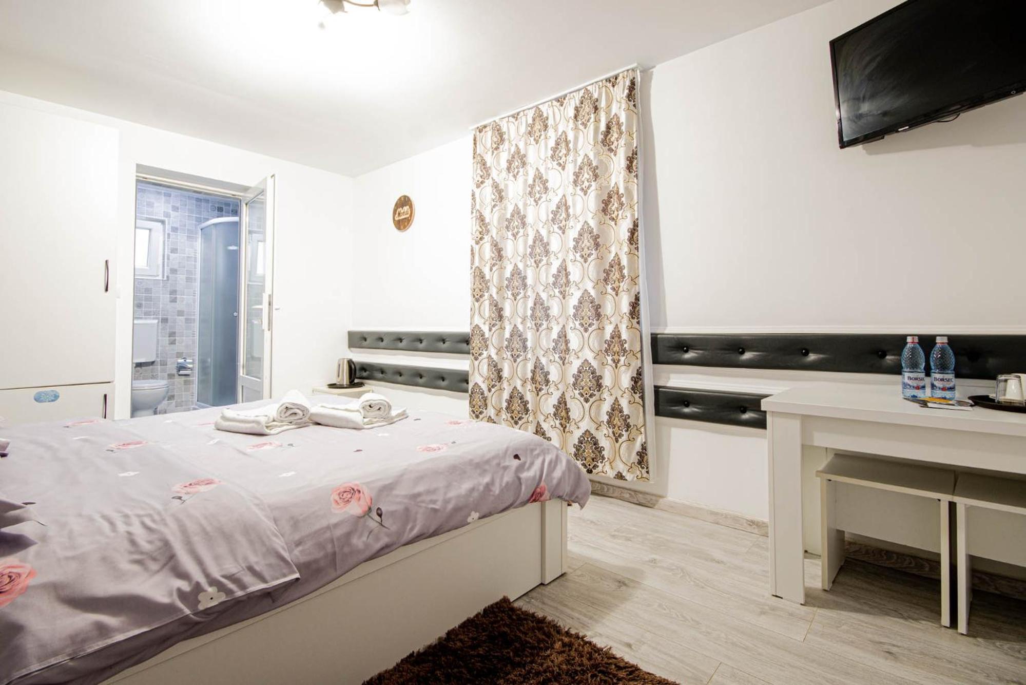 Double Room with Private Bathroom - Photo 6