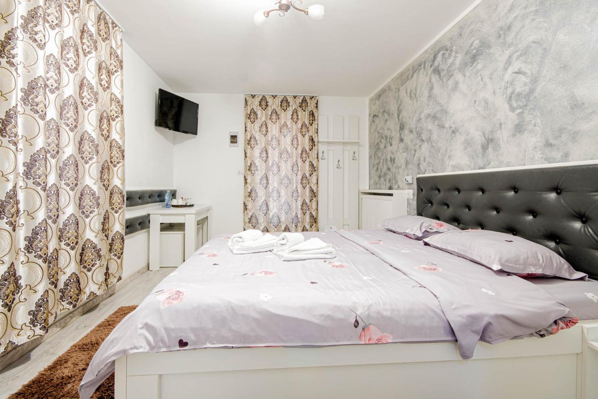 Double Room with Private Bathroom - Photo 9