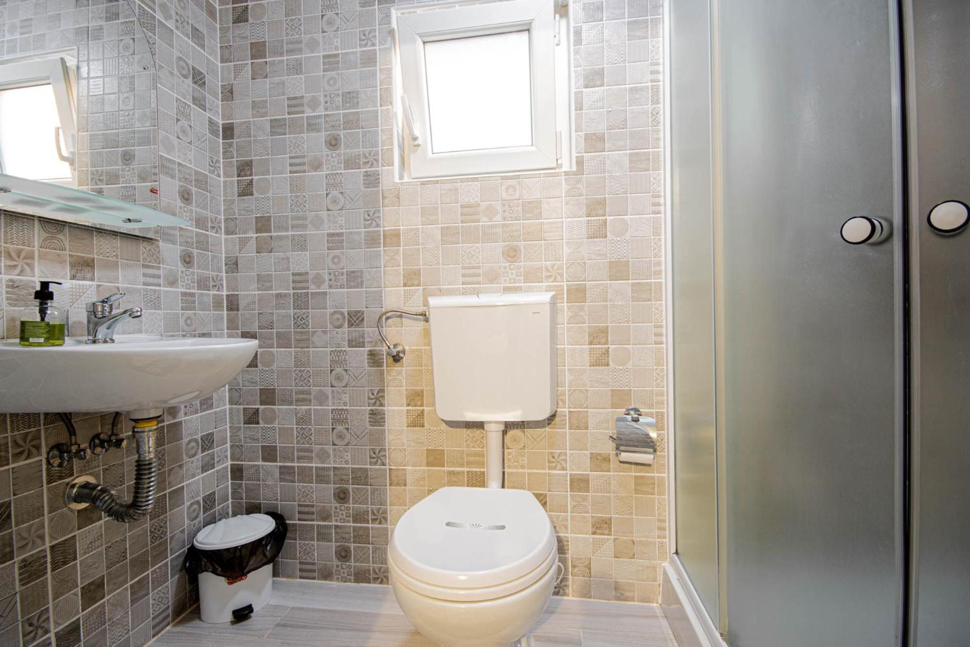 Double Room with Private Bathroom - Photo 8