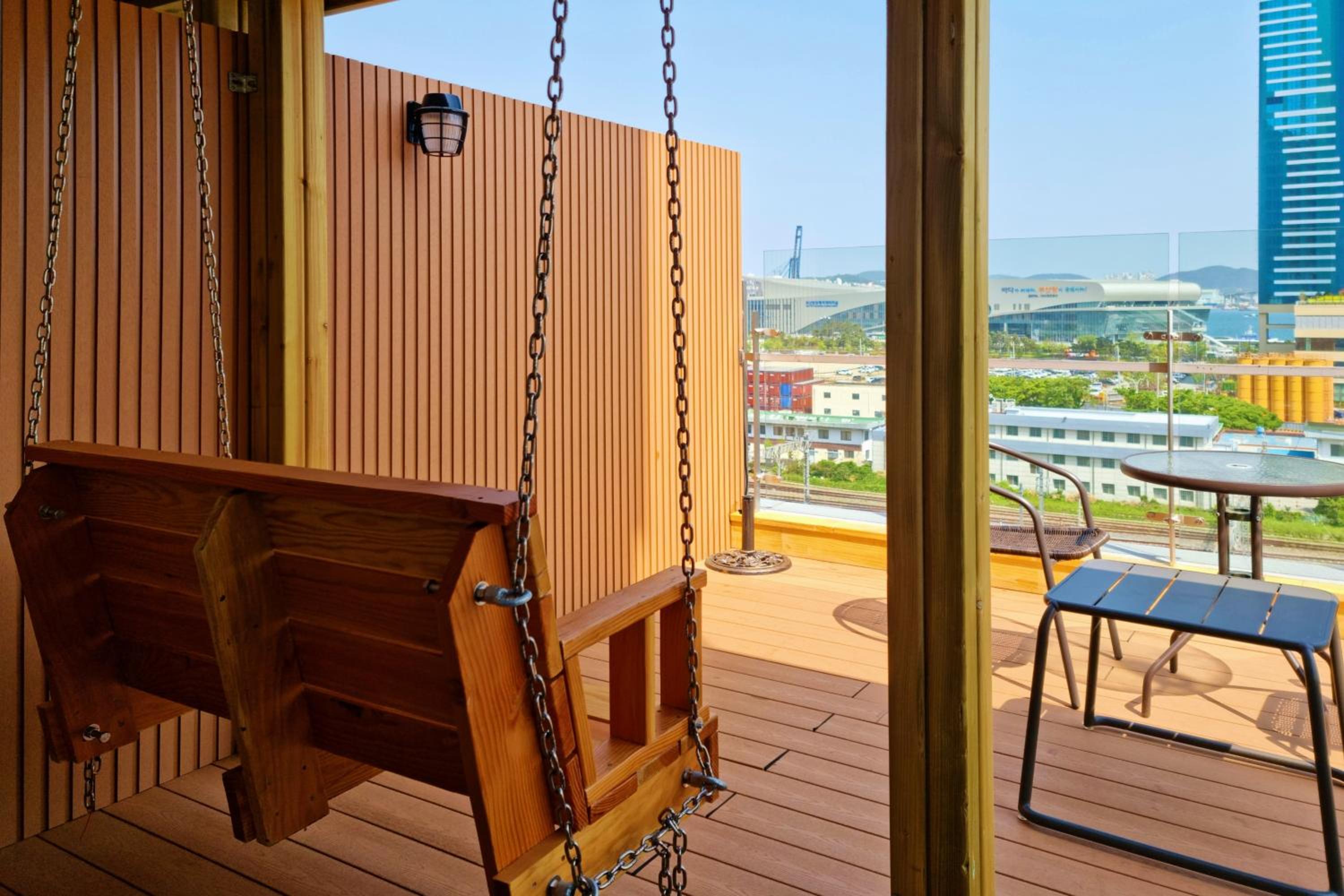 Deluxe Double Room with Balcony with Free access to Rooftop pool - Photo 16