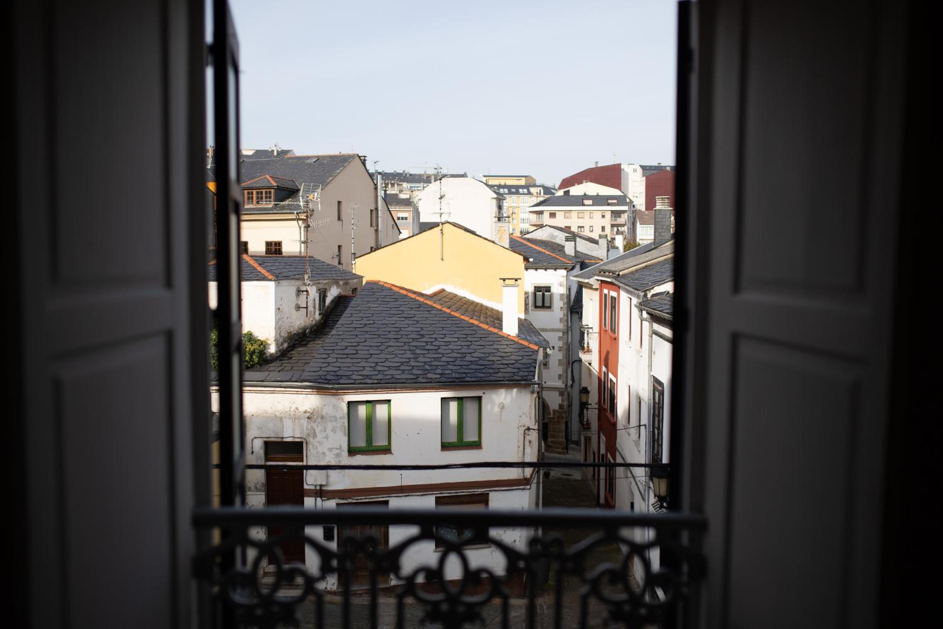 Apartment with Balcony - Photo 4
