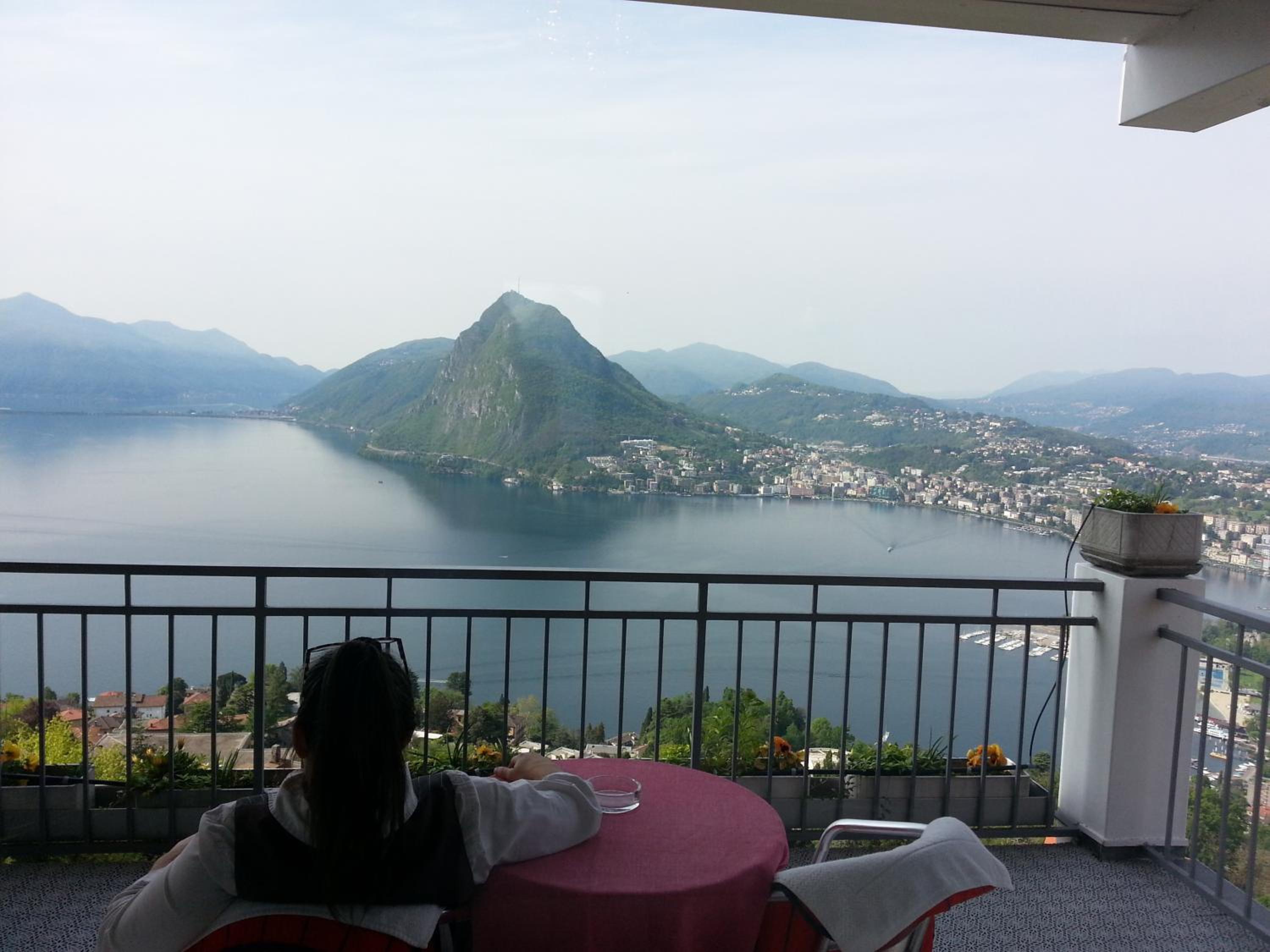 Double Room with Lake View and Balcony - Photo 1