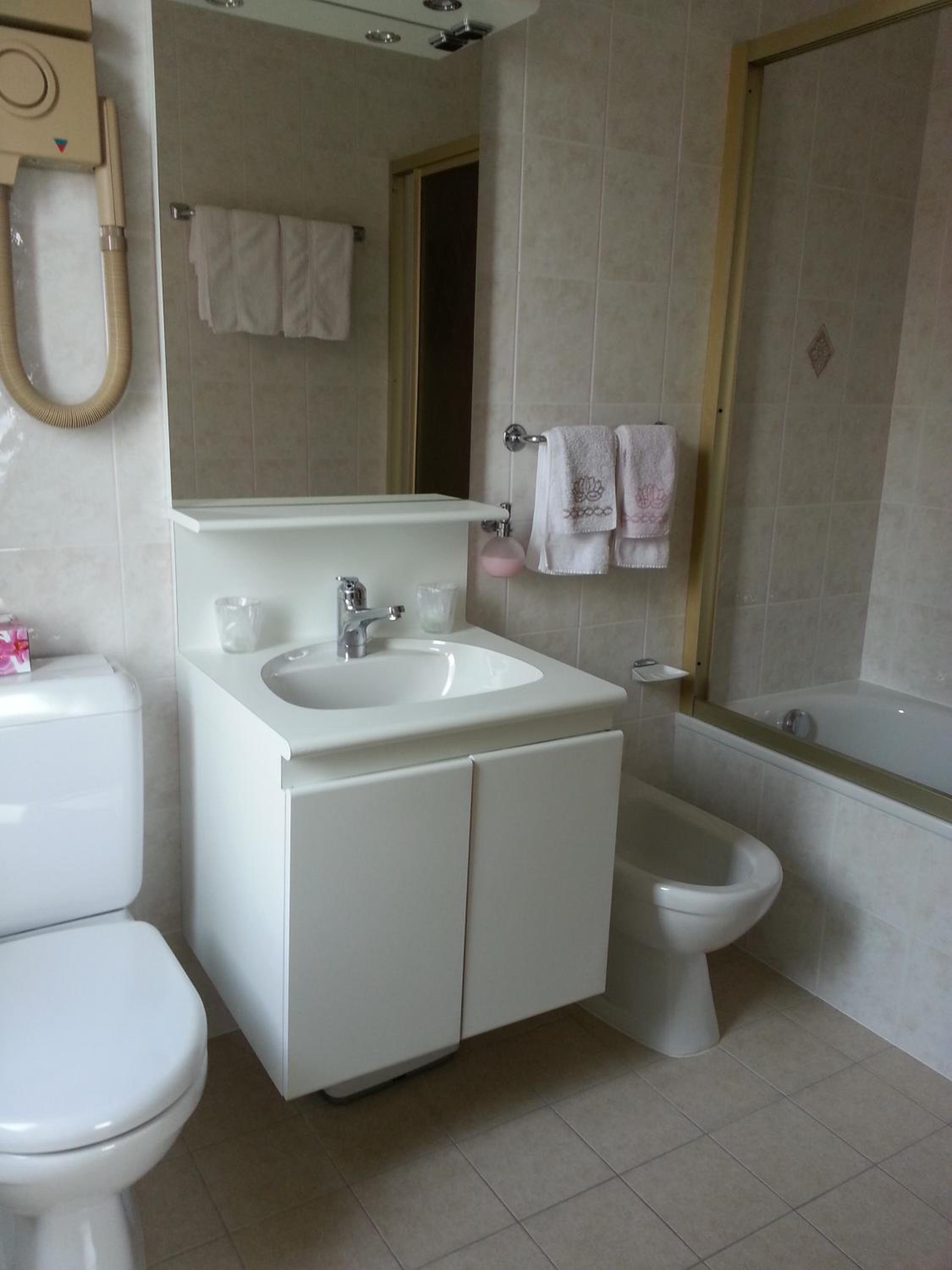 Double Room with Lake View and Balcony - Photo 4