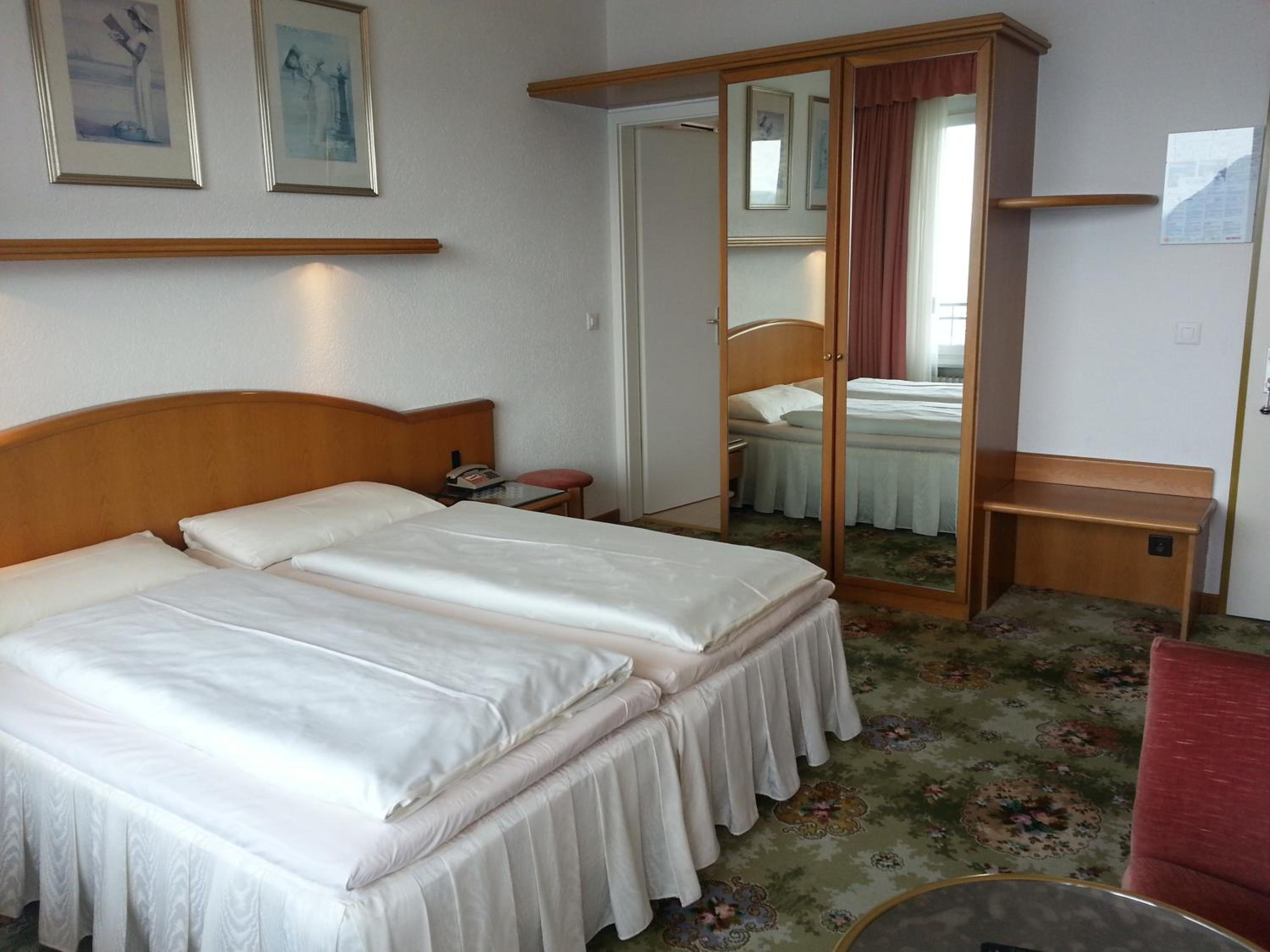 Double Room with Lake View and Balcony - Photo 2